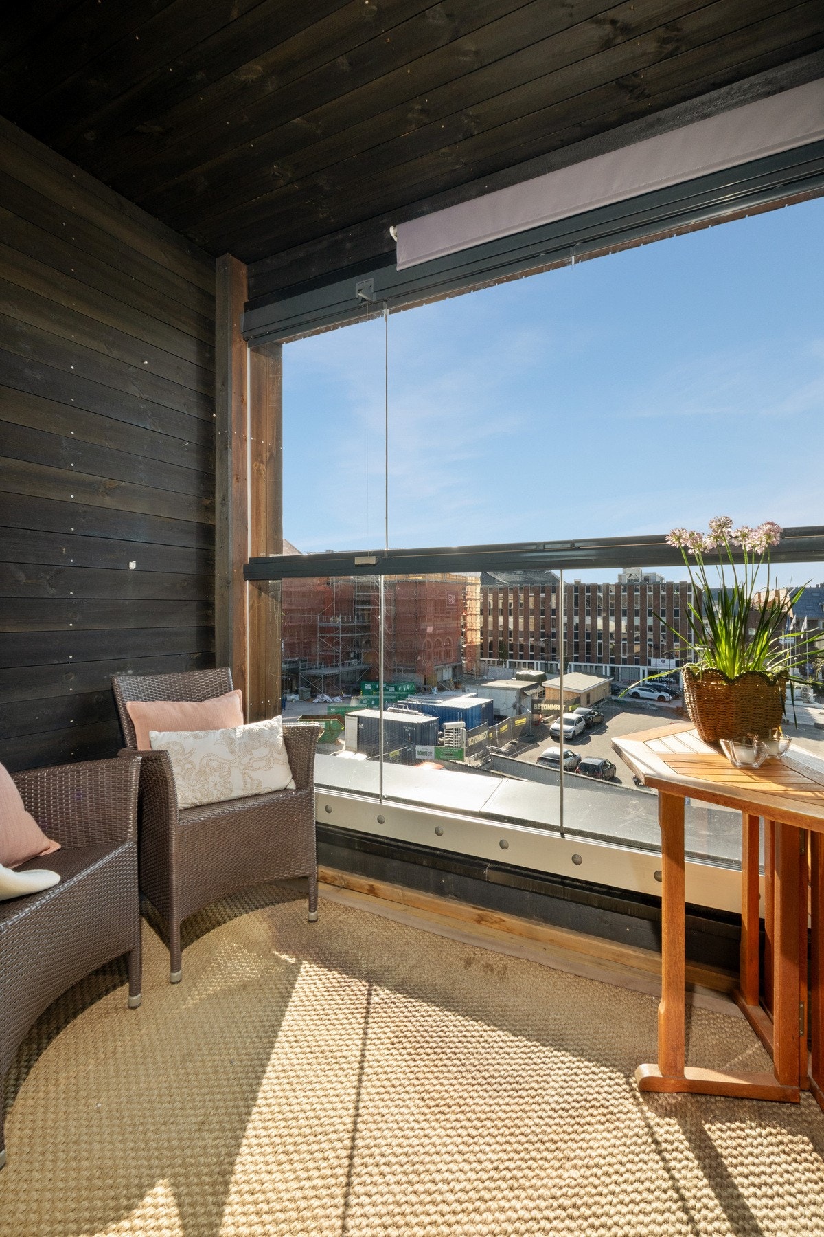 Innglasset balkong med utgang fra stuen. Galleribilde
