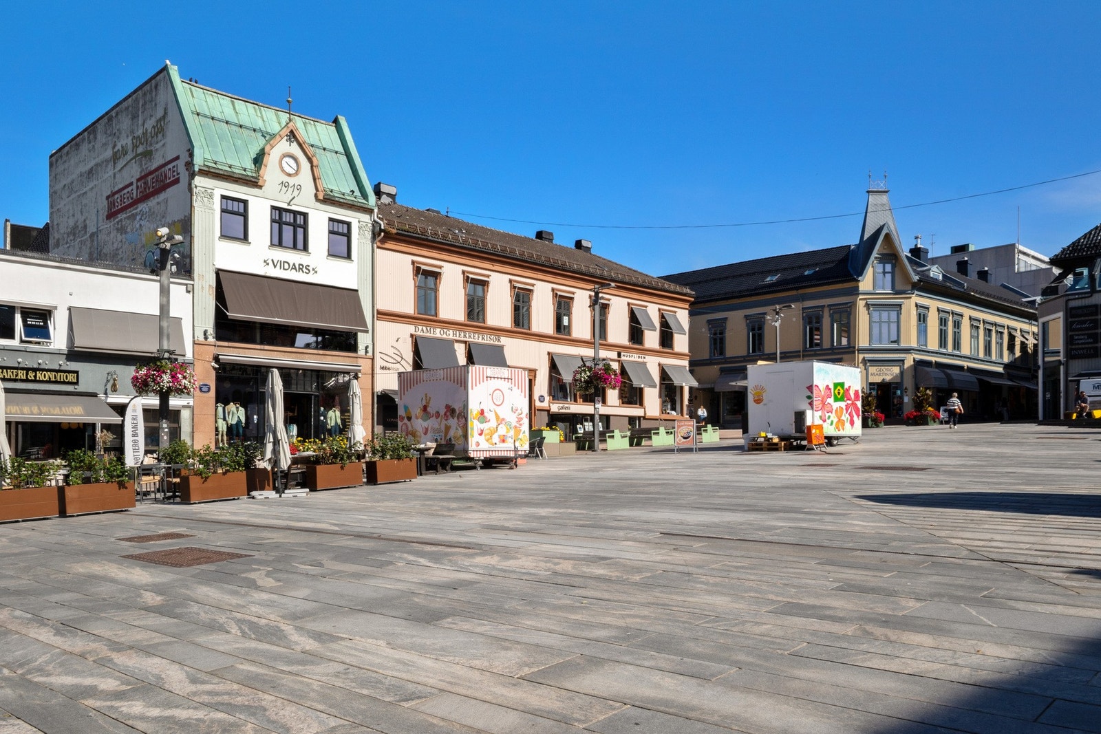 Her bor du supersentralt, med kort vei til butikker, kafeer, restauranter, kollektivtransport og alt av byliv. Galleribilde