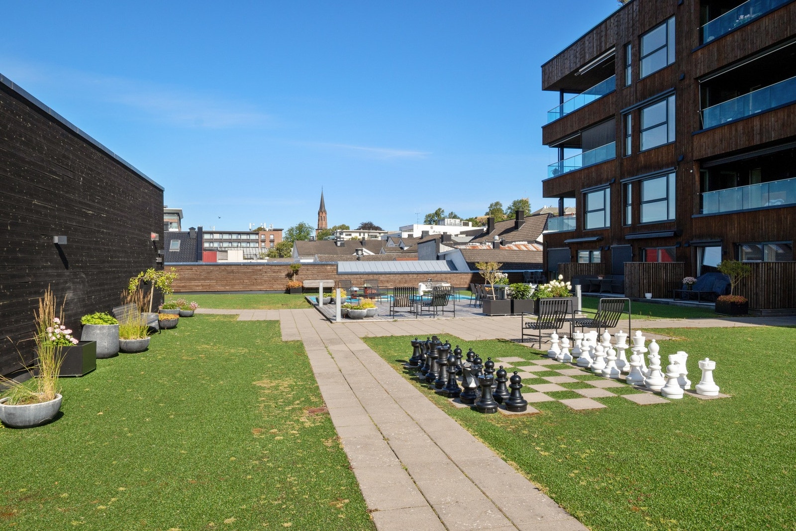 Her er det plass for både ro og sosialt samvær blant naboene. Galleribilde