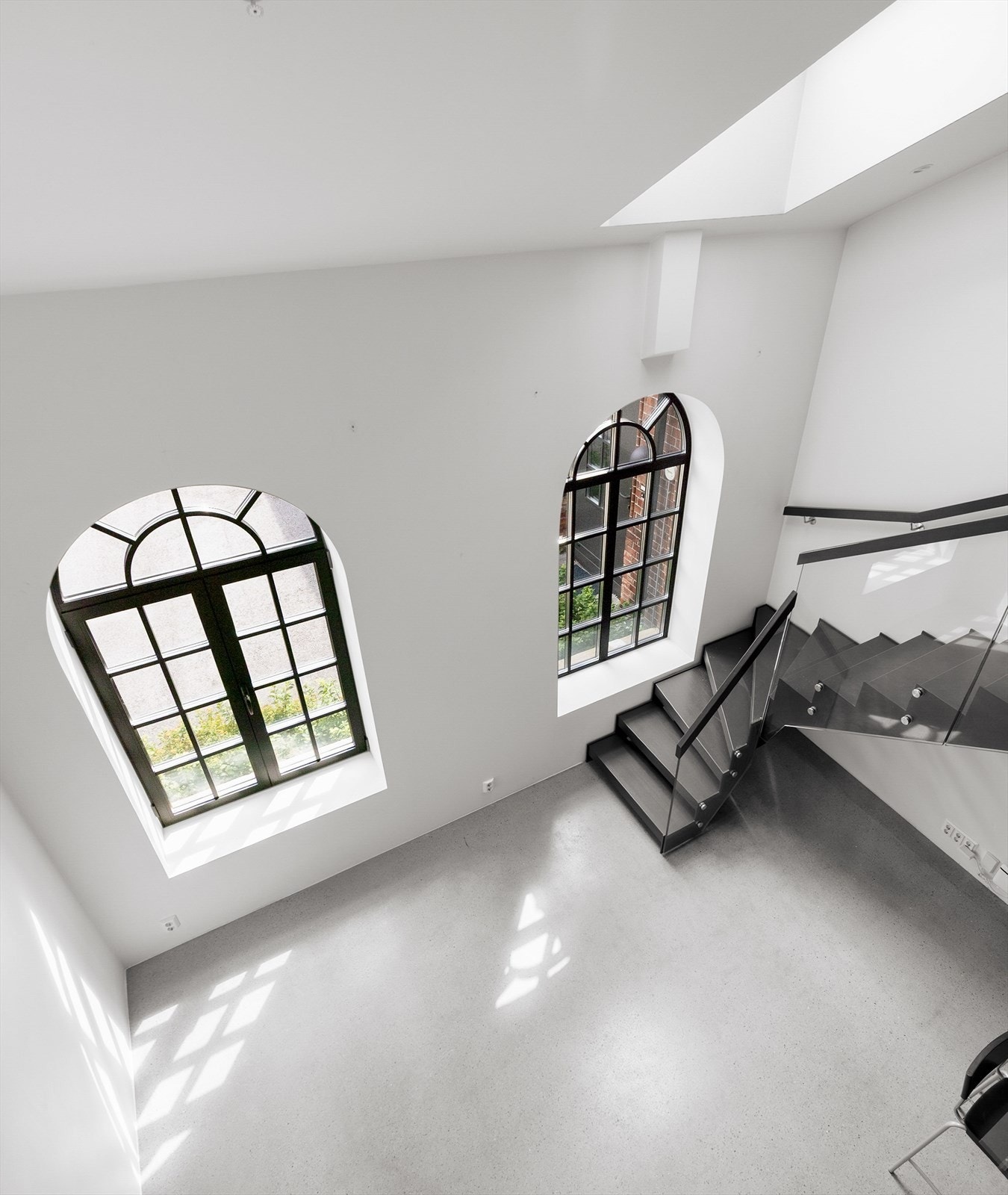 De store, buede fabrikkvinduene og takvinduet gir rikelig med naturlig lys. Galleribilde