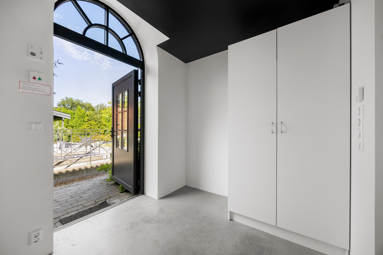 Leiligheten er sikret med overrislingsanlegg og er tilknyttet felles brannvarsling. Galleribilde