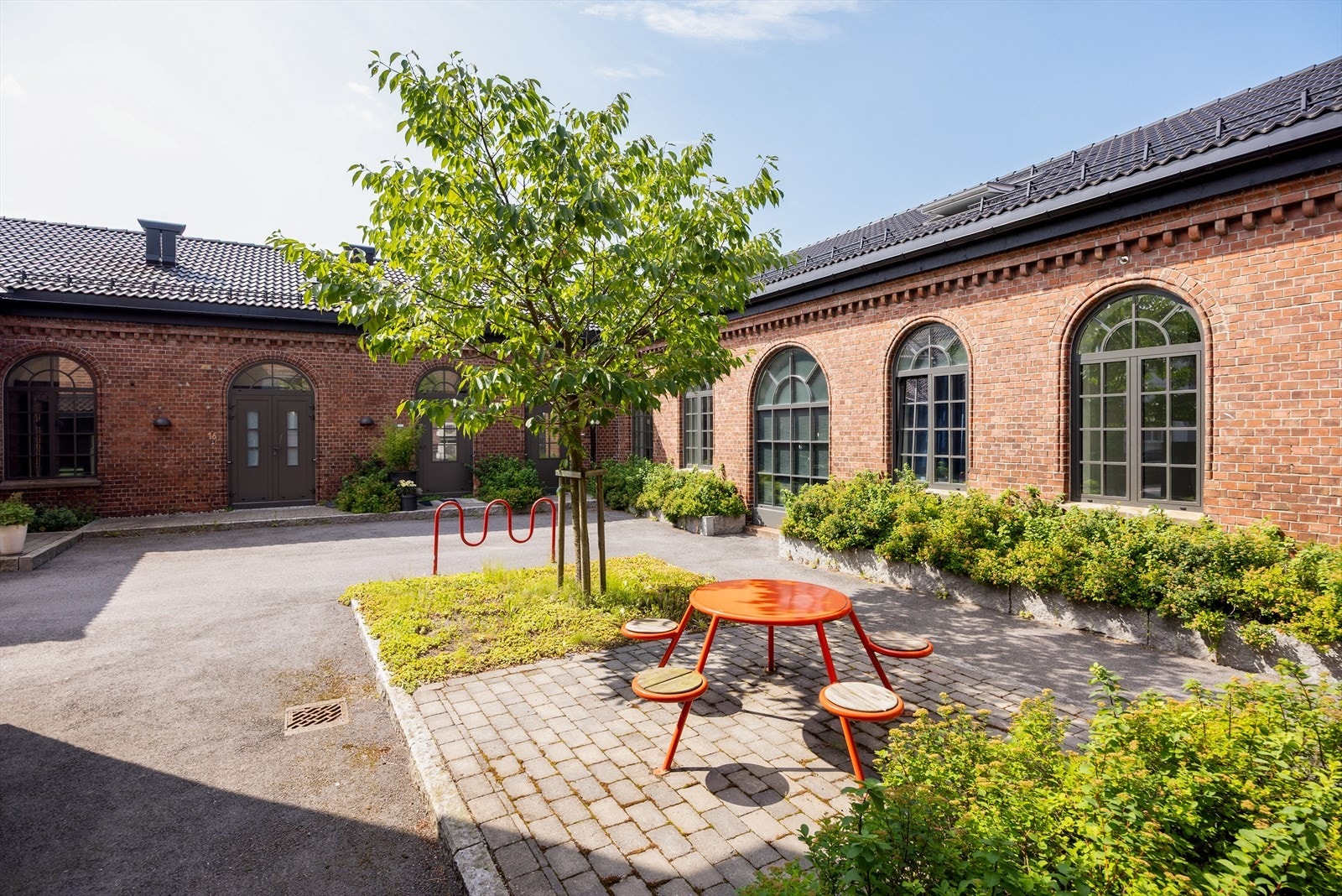Beliggenheten på Osebakken gir deg det beste av to verdener: rolige, sjarmerende omgivelser med kort gangavstand til sentrum, kaféer, kulturtilbud og byliv. Galleribilde