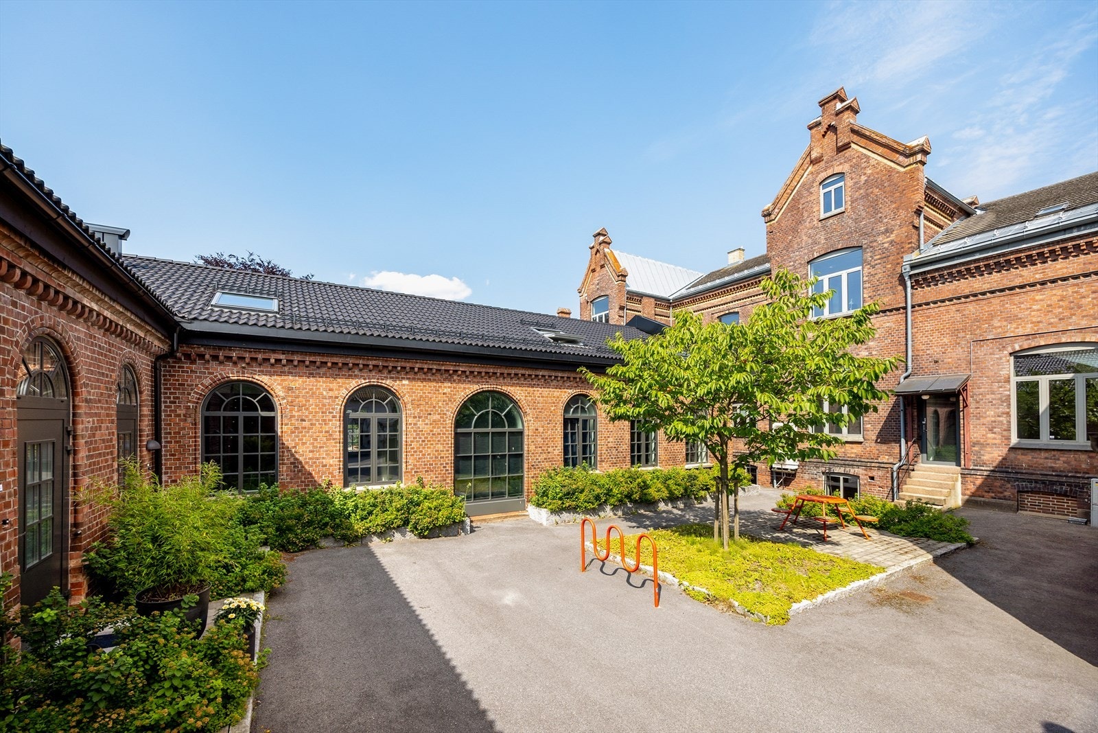 Leiligheten er en del av Stallgården, en tidligere skolebygning fra 1895. Galleribilde