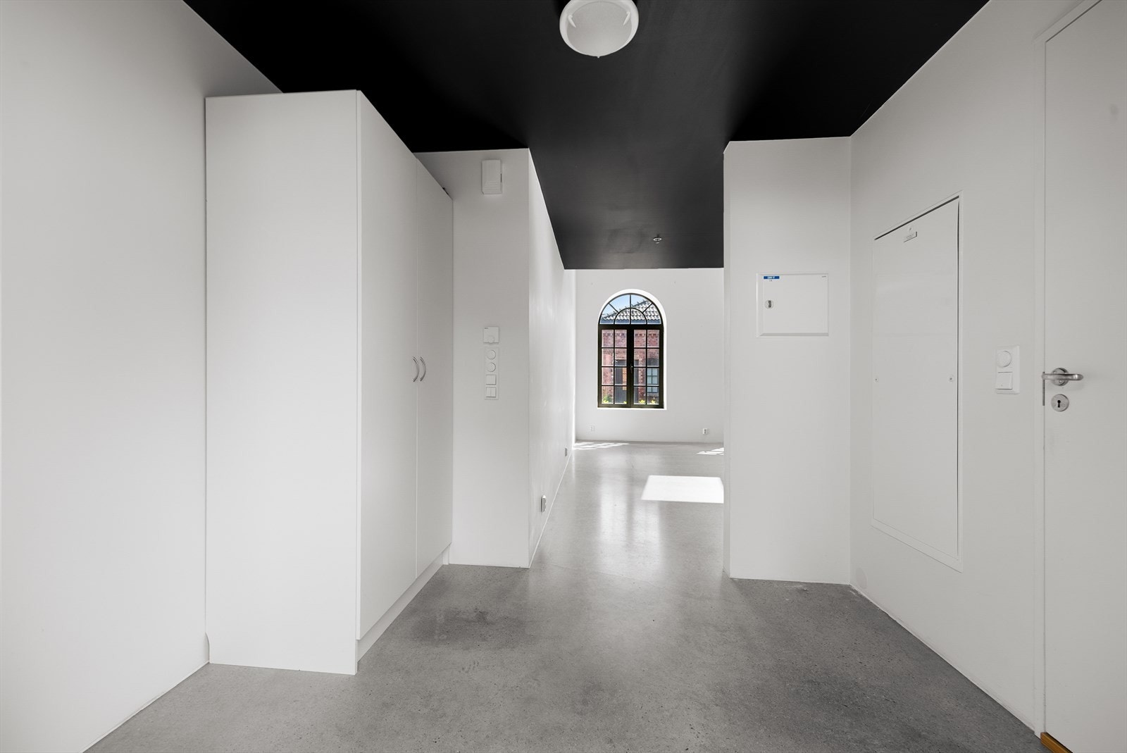 Romslig entré med garderobeplass og betjeningspanel for det balanserte ventilasjonsanlegget. Galleribilde