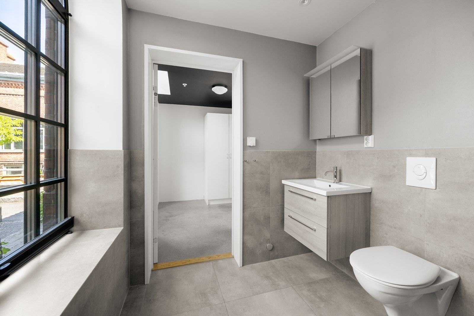 Badet ble bygget i 2019 etter TEK17-standard og har flislagt gulv med gulvvarme. Galleribilde