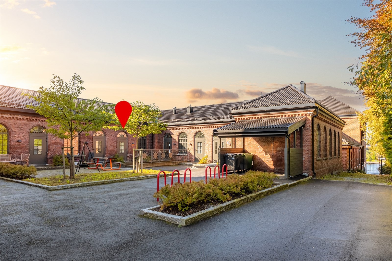 Stallgården sameie ligger i historiske og vakre omgivelser. Pilen markerer leilighetens beliggenhet Galleribilde