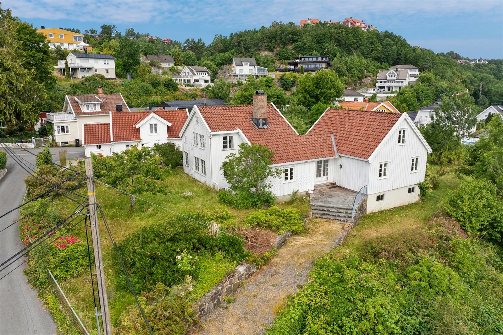 Det er en romslig tomt med parkering/adkomst fra Gamle Songevei (bak huset på dette bildet). Galleribilde