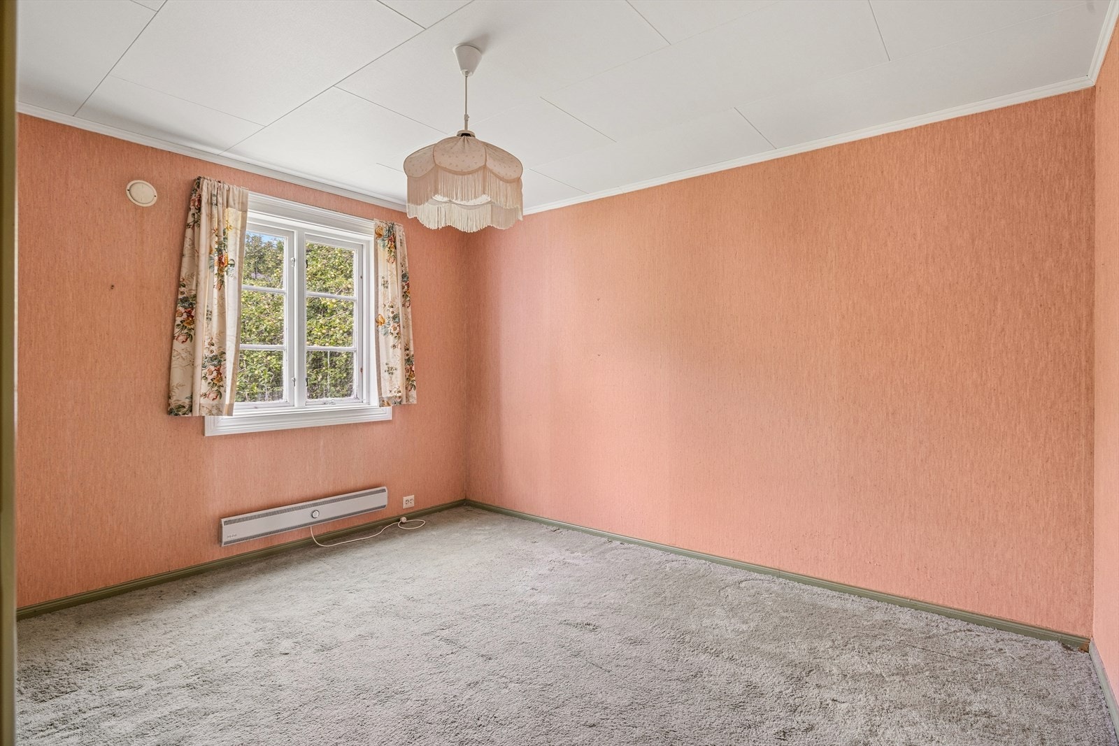 Soverom nr. 2 med plassbygget skap. Galleribilde