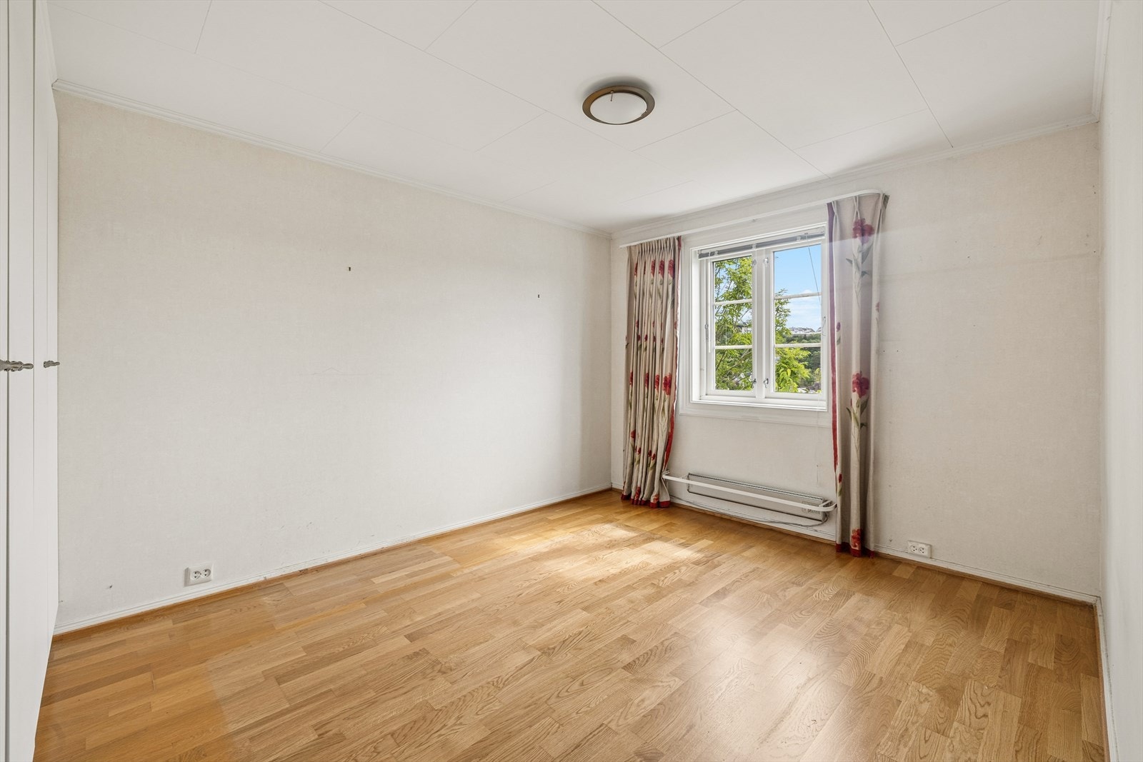 Soverom med garderobeskap. Galleribilde