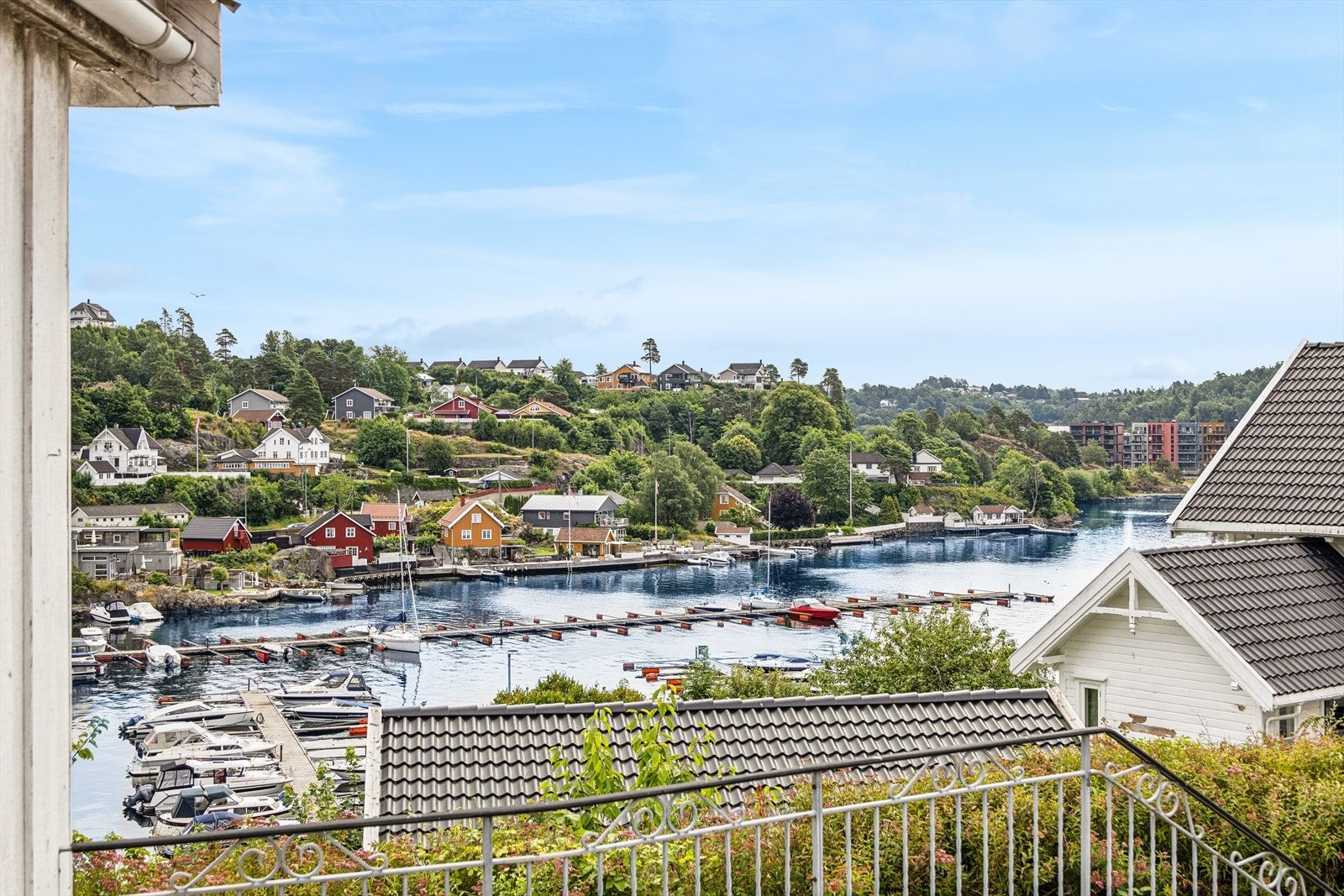 Fra mellomgangen er det utgang til en skiferbelagt terrasse. Galleribilde