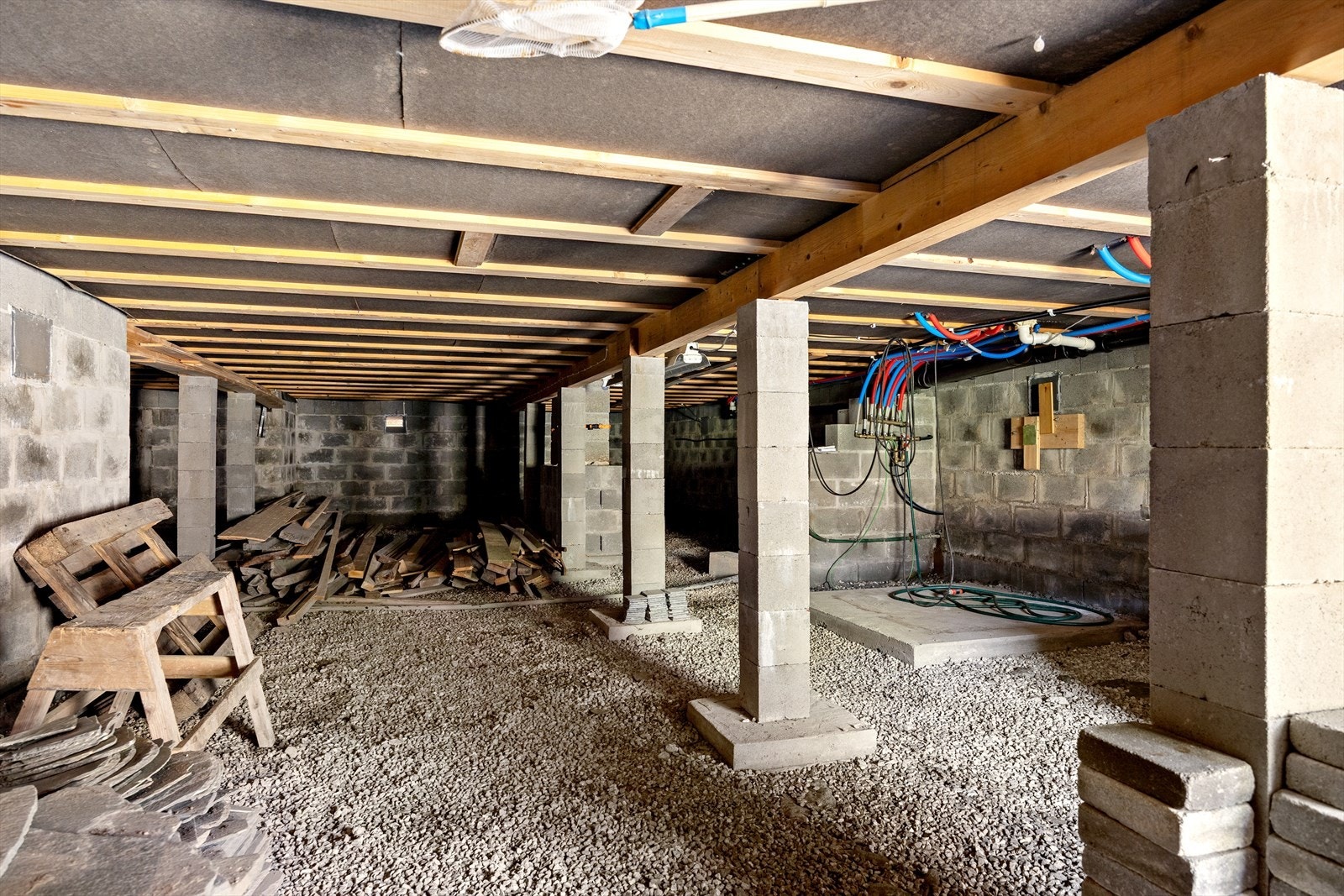 Krypkjelleren gir god oversikt over rør-i-rør-systemet og fundamenteringen på pilarer. Galleribilde