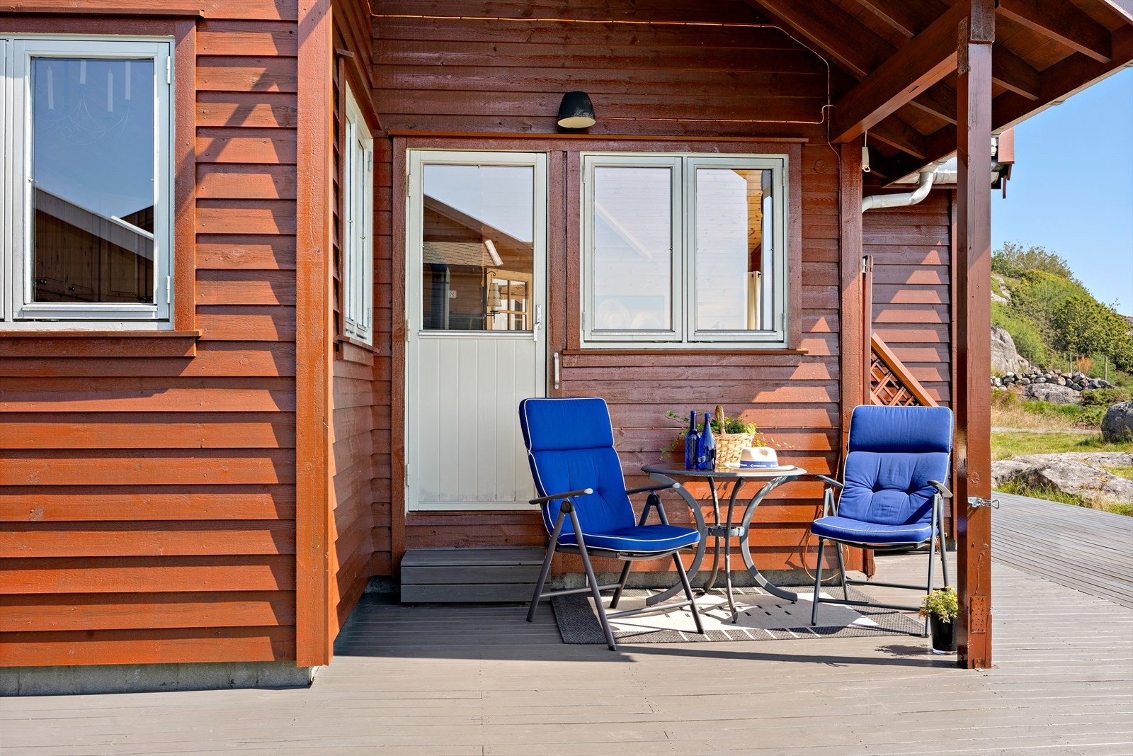 Overbygd terrasse gir en lun og fin uteplass. Galleribilde