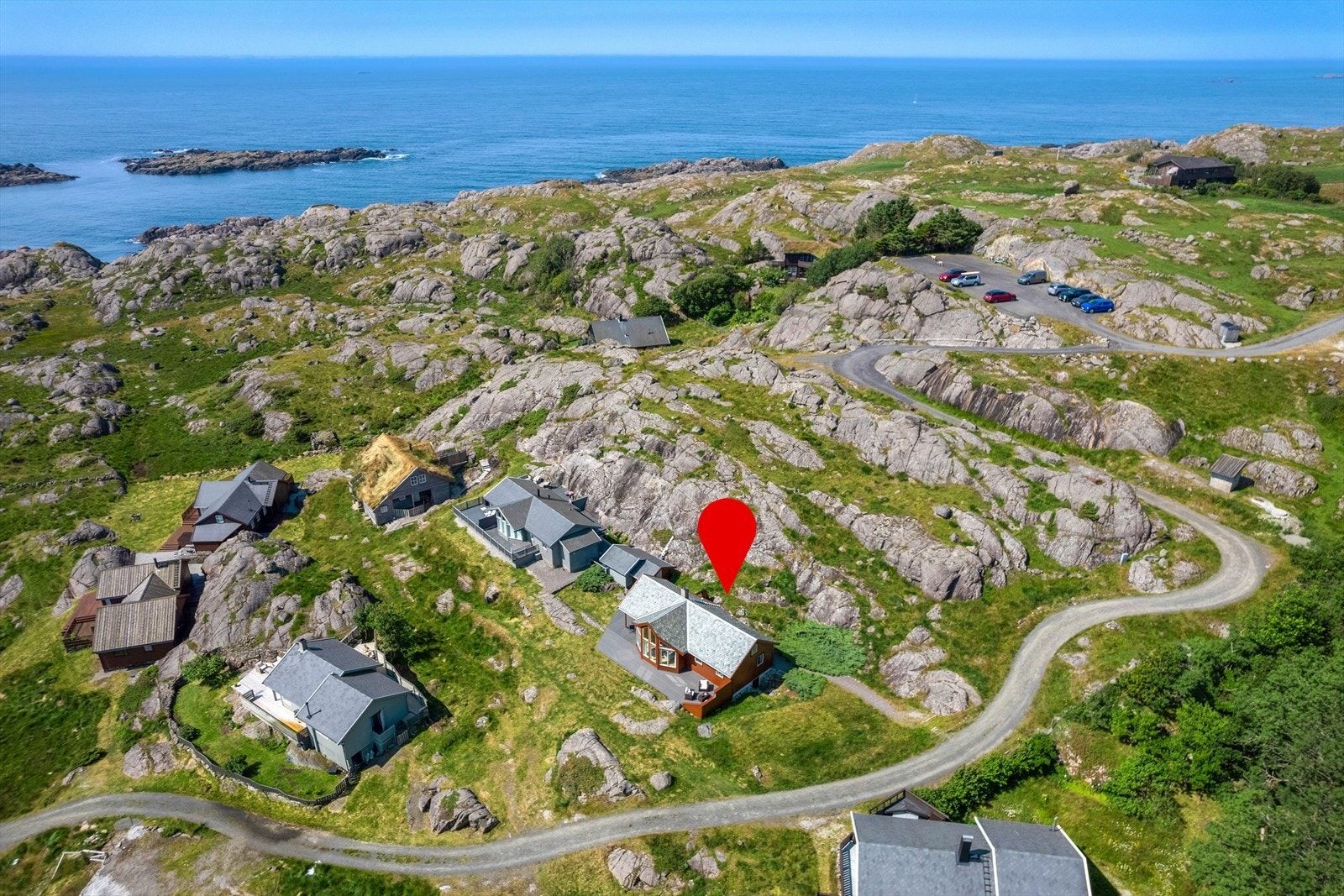 Kort kjøreavstand til Egersund sentrum med butikker og servicetilbud. Galleribilde