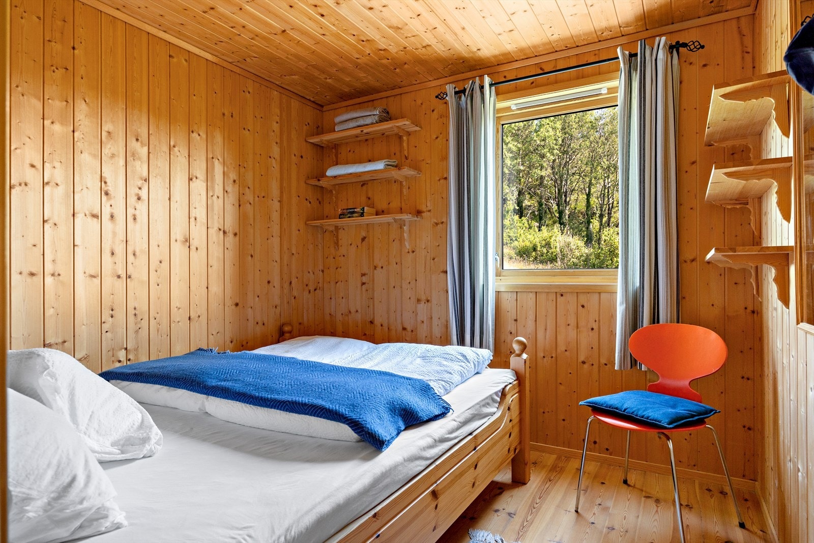 Soverom med plass til dobbelseng. Galleribilde