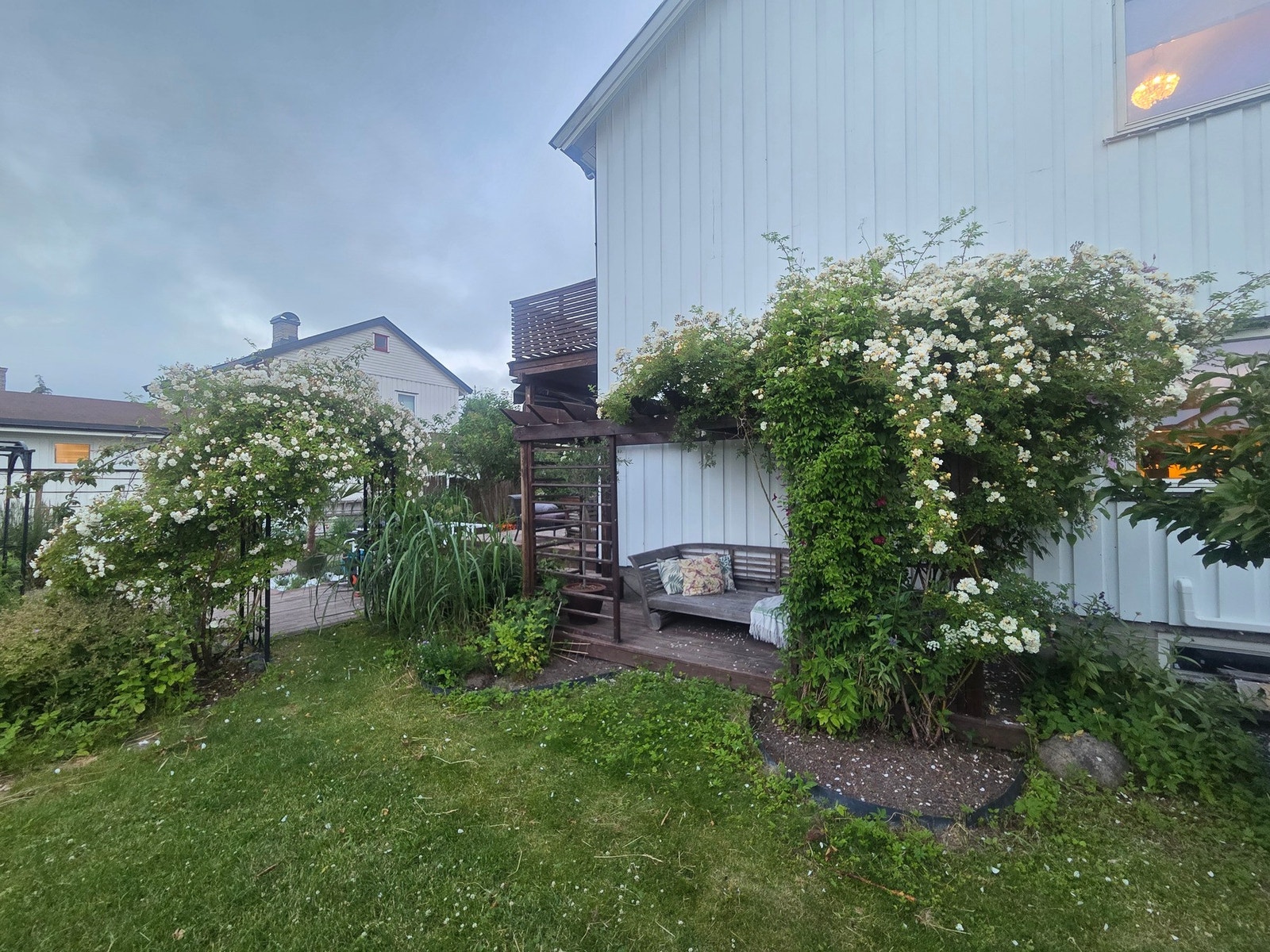 Flat, pent opparbeidet tomt på ca. 741 m² Galleribilde