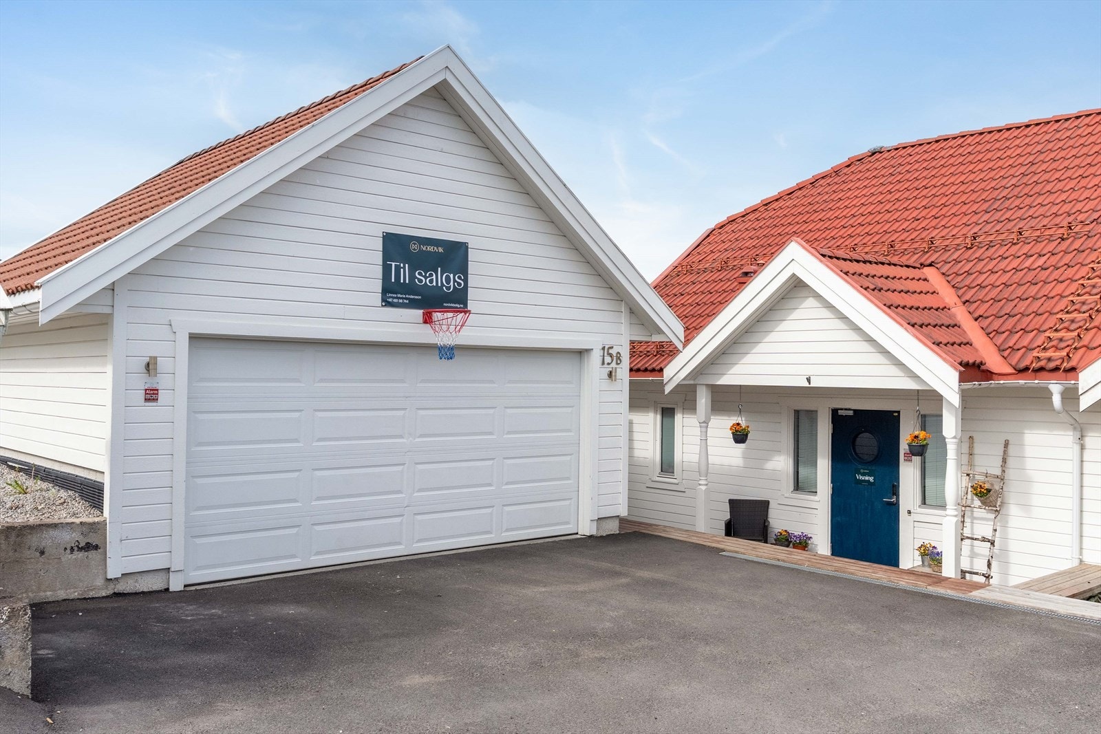 En innholdsrik halvpart tomannsbolig over tre plan, med en romslig hoveddel samt en separat hybel med egen inngang. Galleribilde