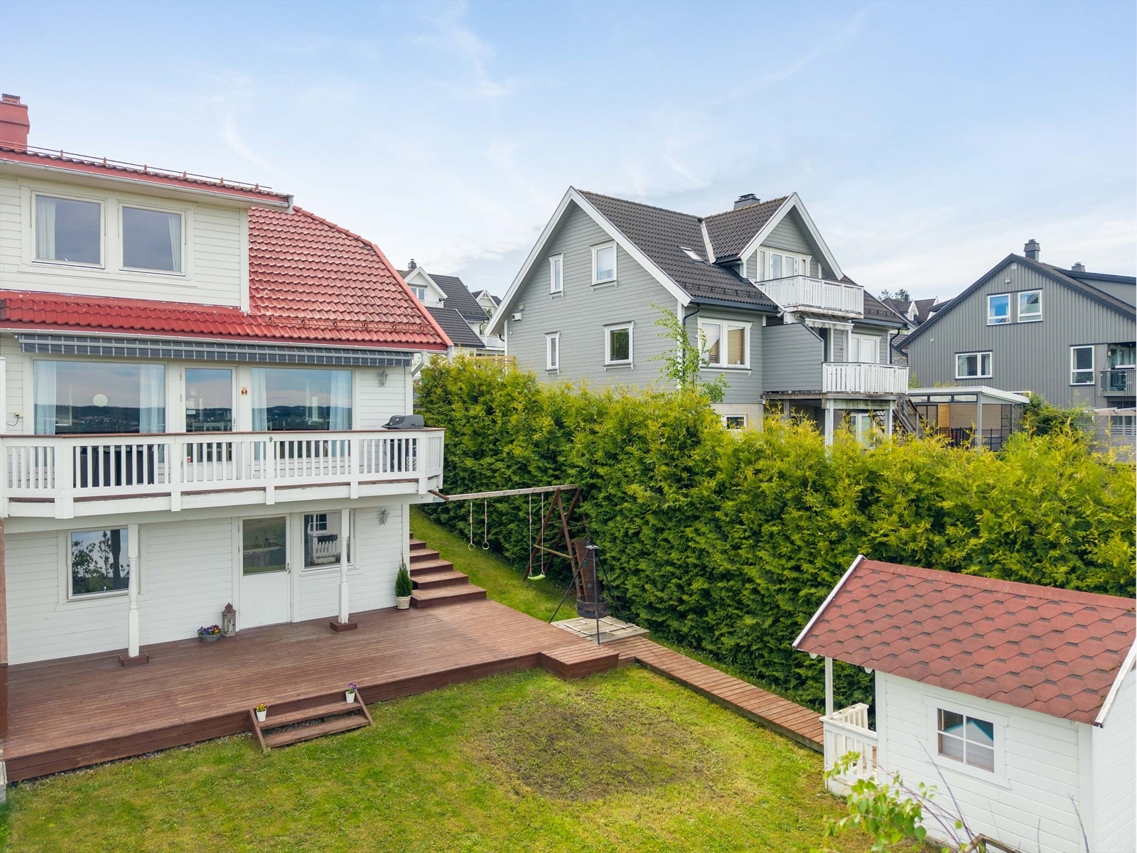 Hybelen har egen inngang fra treplattingen på baksiden av huset. Galleribilde