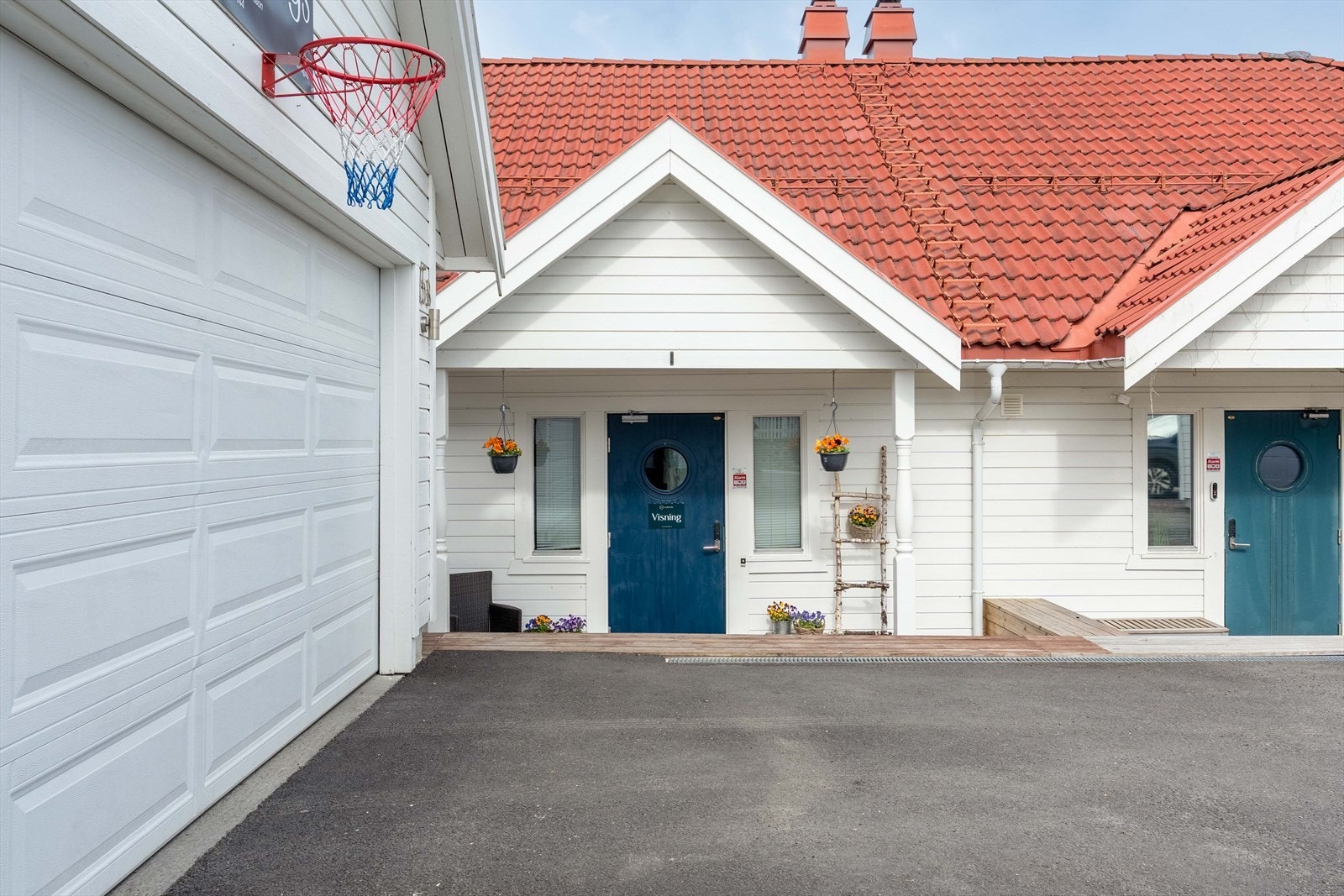 Et innbydende inngangsparti er godt skjermet og utstyrt med belysning og dør med kodelås. Galleribilde