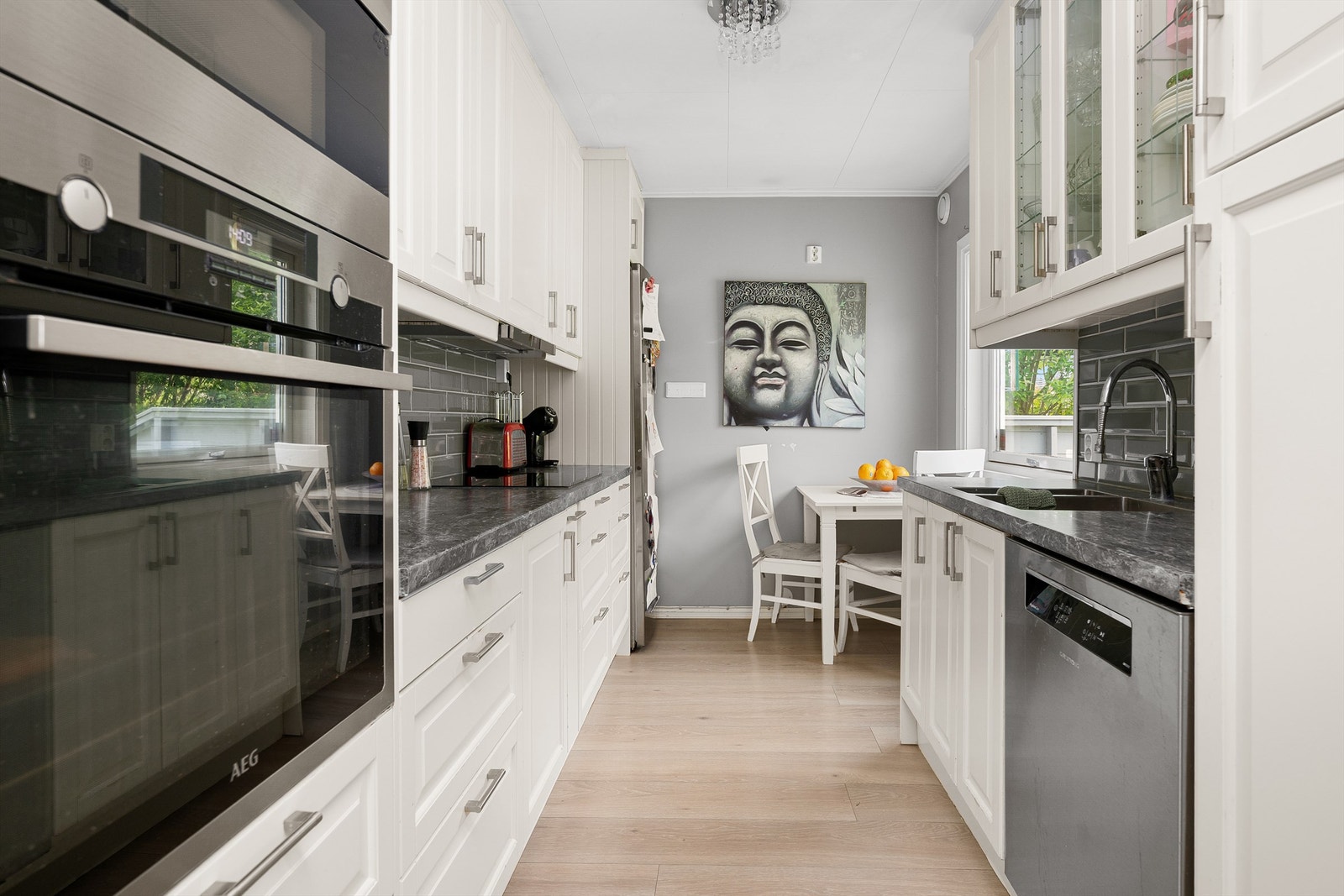 Det er integrert oppvaskmaskin, induksjonstopp, micro og stekeovn. Frittstående kjøl-/fryseskap. Vannstoppsystem. Galleribilde