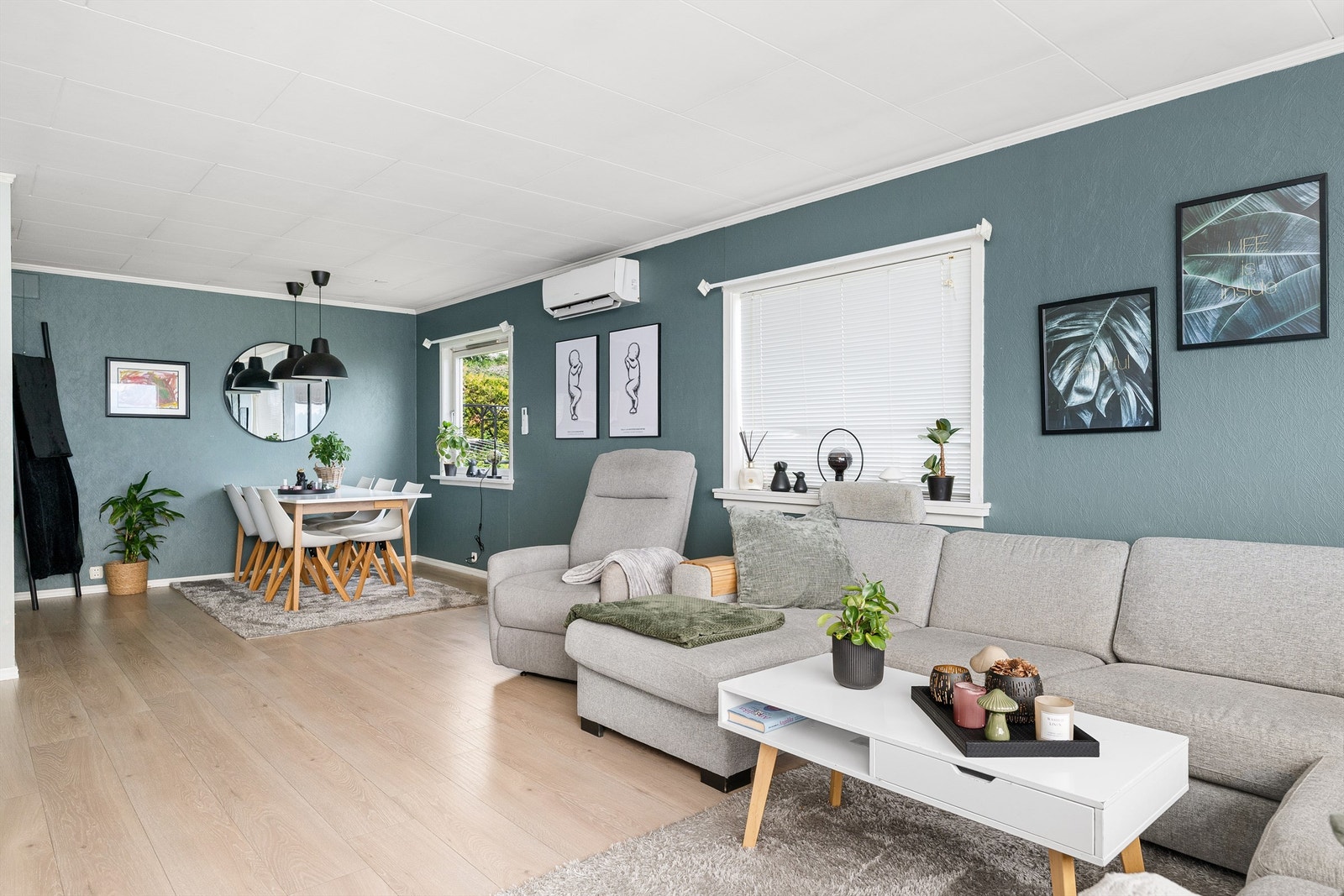 Stua har plass til både sofagrupper og spisebord Galleribilde