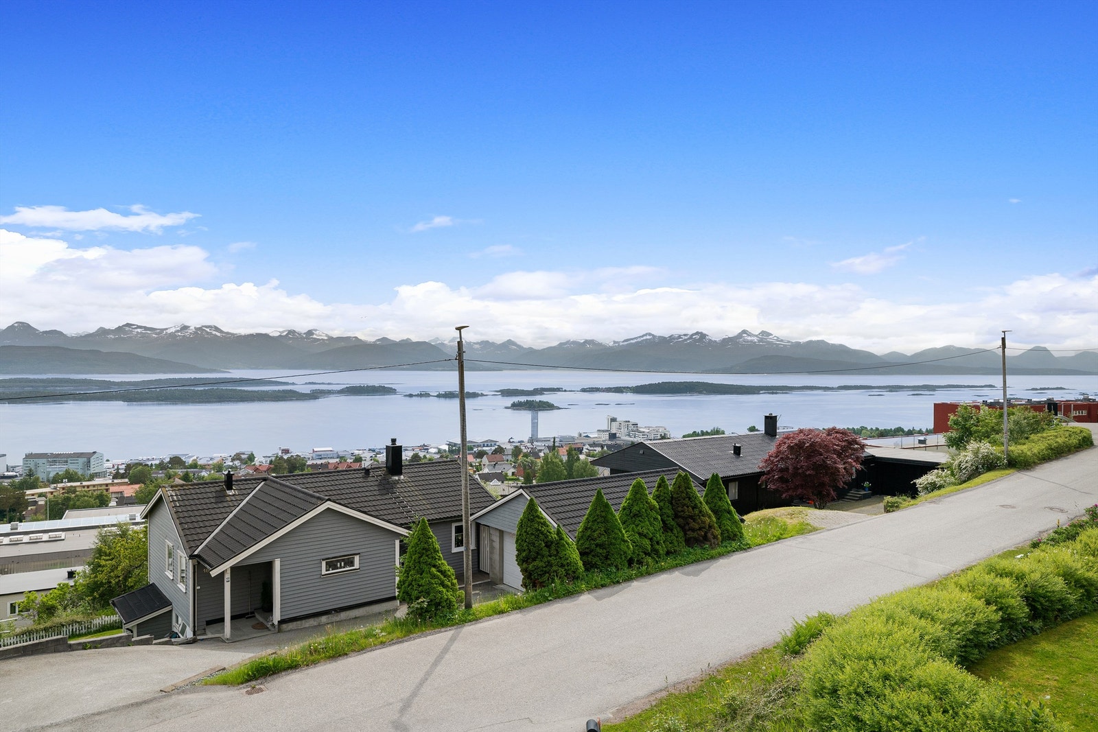 Fra Torbjørns veg er det nydelig utsikt mot fjord og fjell Galleribilde