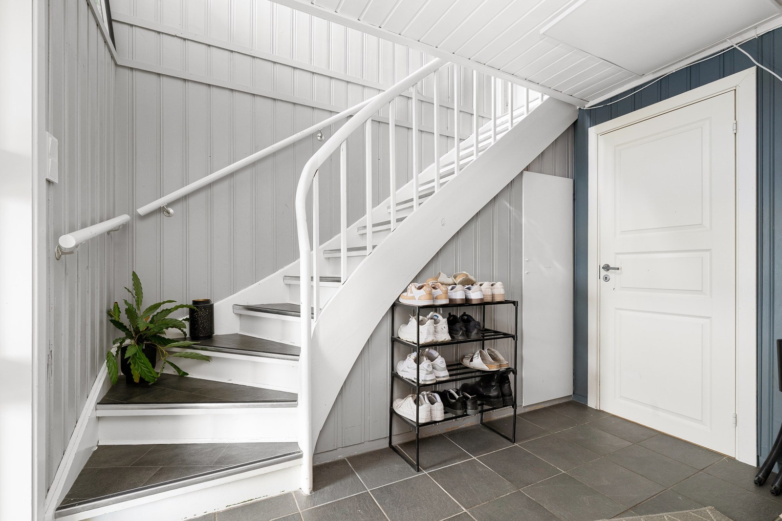 Gang med trapp opp til hovedetasjen Galleribilde
