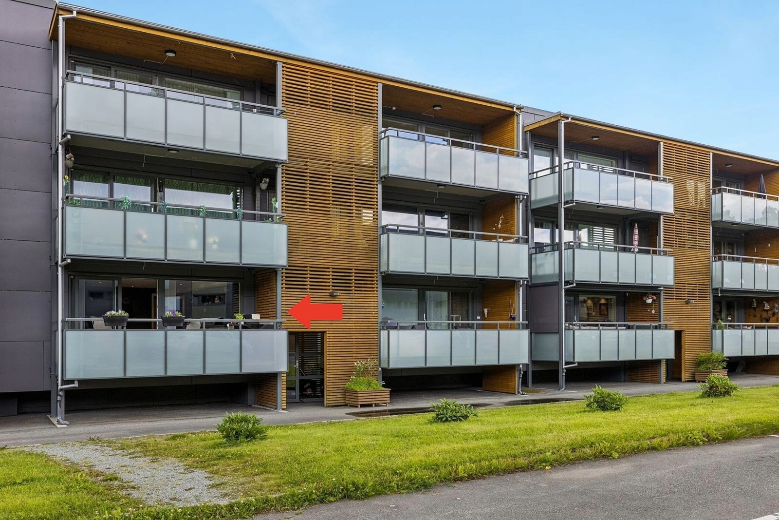 Borettslaget har gjennomført omfattende oppgraderinger de siste årene, blant annet nytt tak, etterisolering med ny kledning og nye vinduer, installasjon av balansert ventilasjon samt etablering av balkonger. Galleribilde