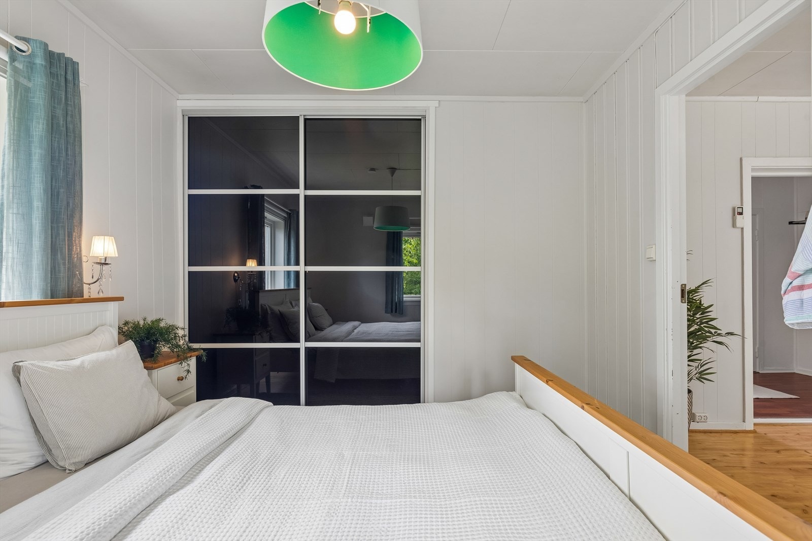 Romslig skyvedørsgarderobe med speilfronter gir rikelig med lagringsplass. Galleribilde
