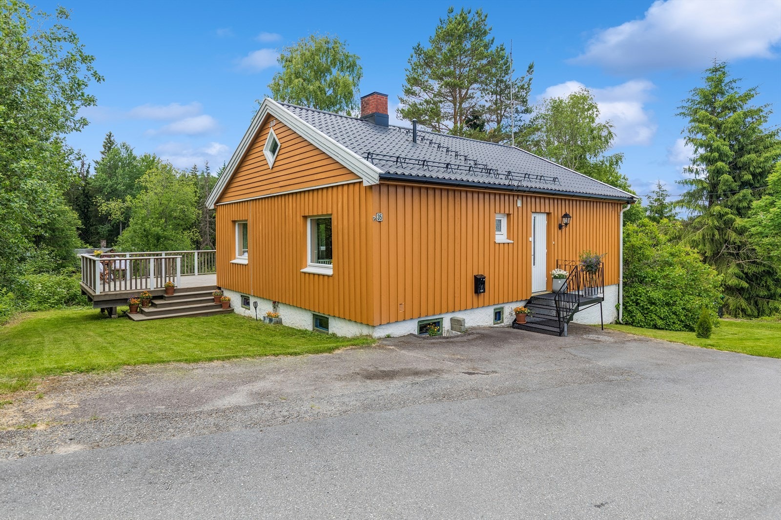 Eneboligen fra 1954 ligger usjenert til på en skrånende tomt med skogen i bakkant. Galleribilde
