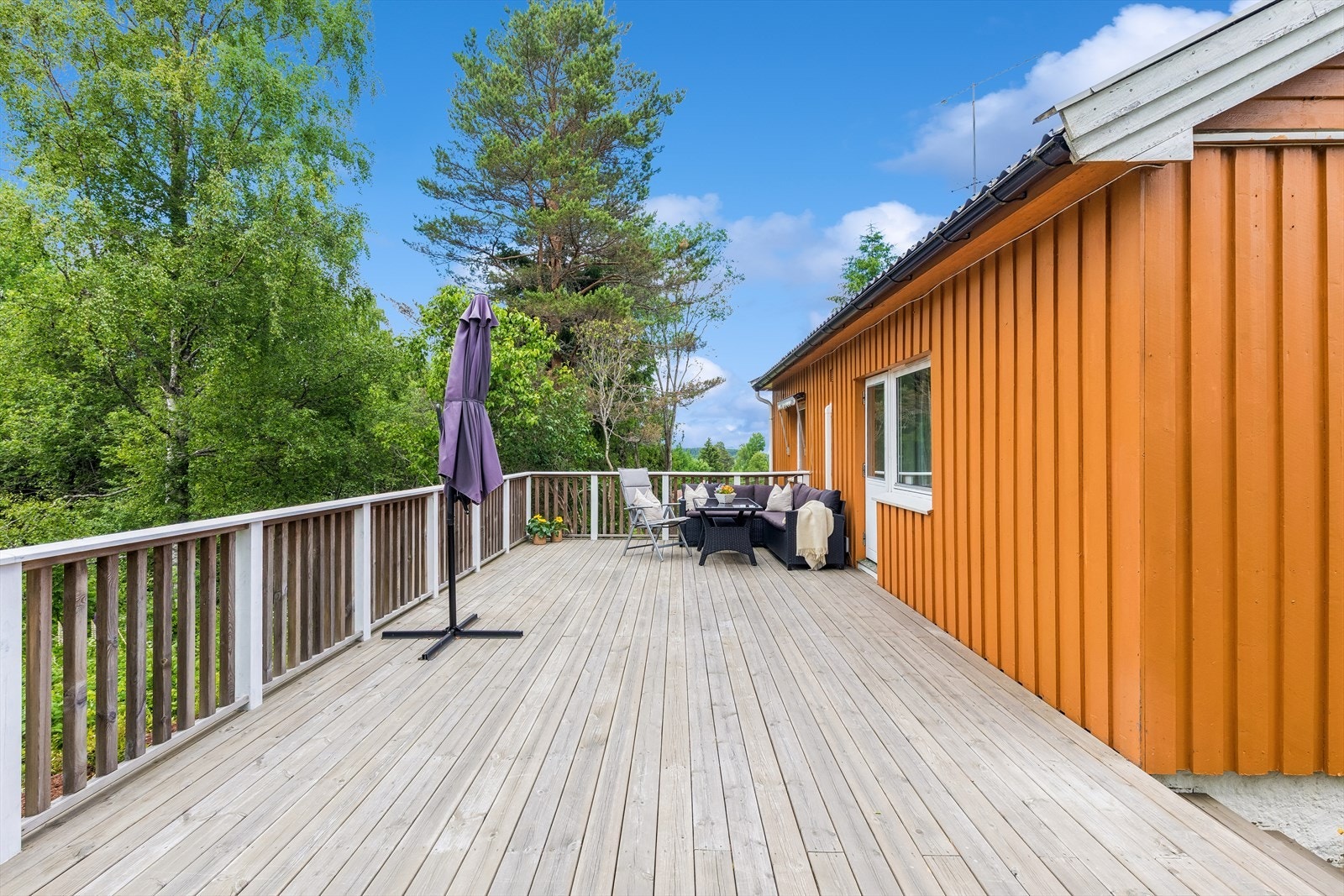 Stor, vestvendt treterrasse på 39 m², bygget i 2020, med utgang fra stuen. Galleribilde