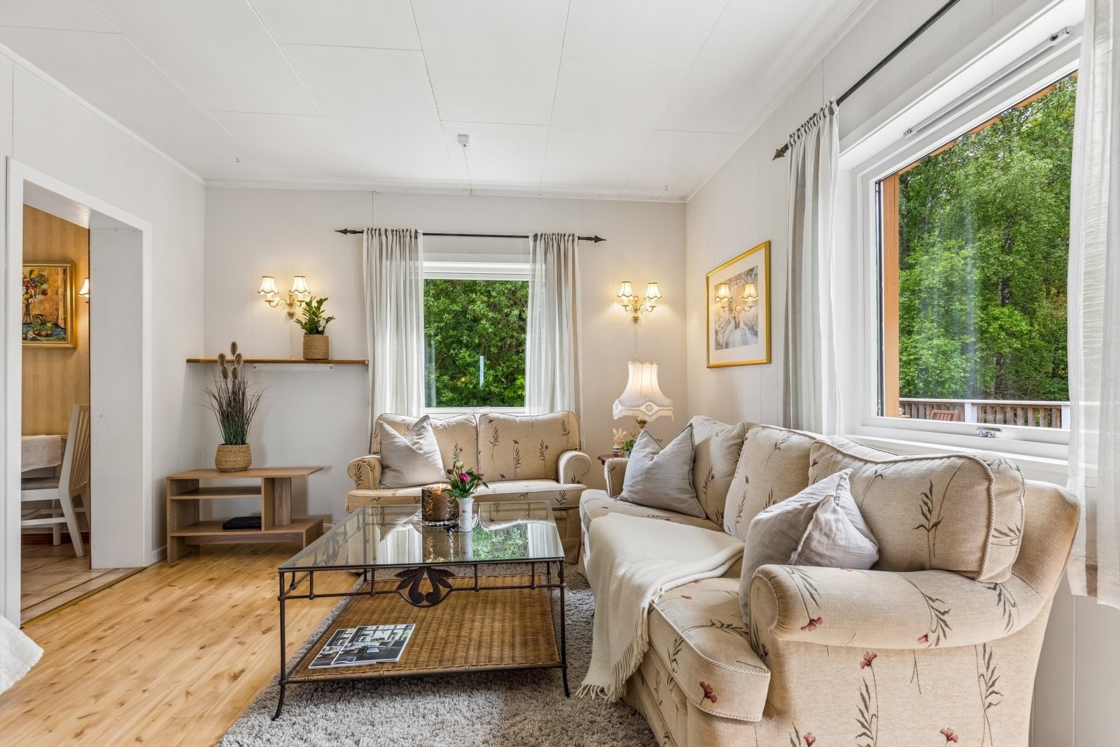 Stuen har god plass til både sofagruppe og annen møblering. Galleribilde