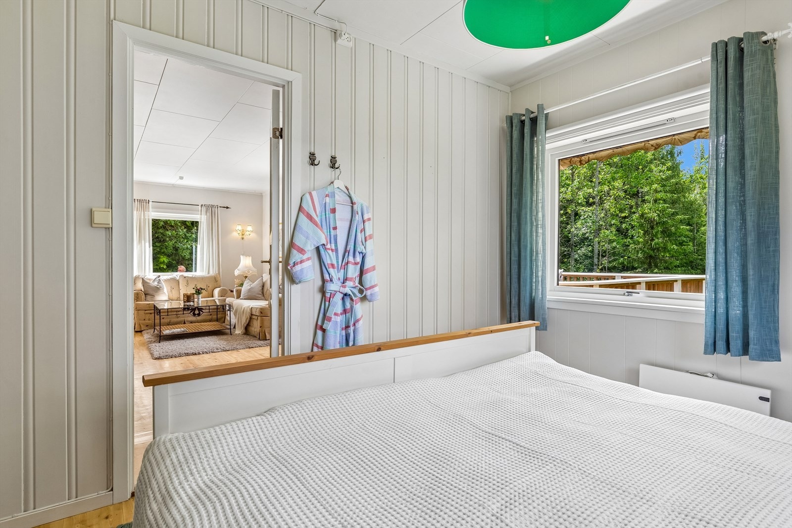 Hovedsoverommet har adkomst fra stuen og vindu mot hagen. Galleribilde