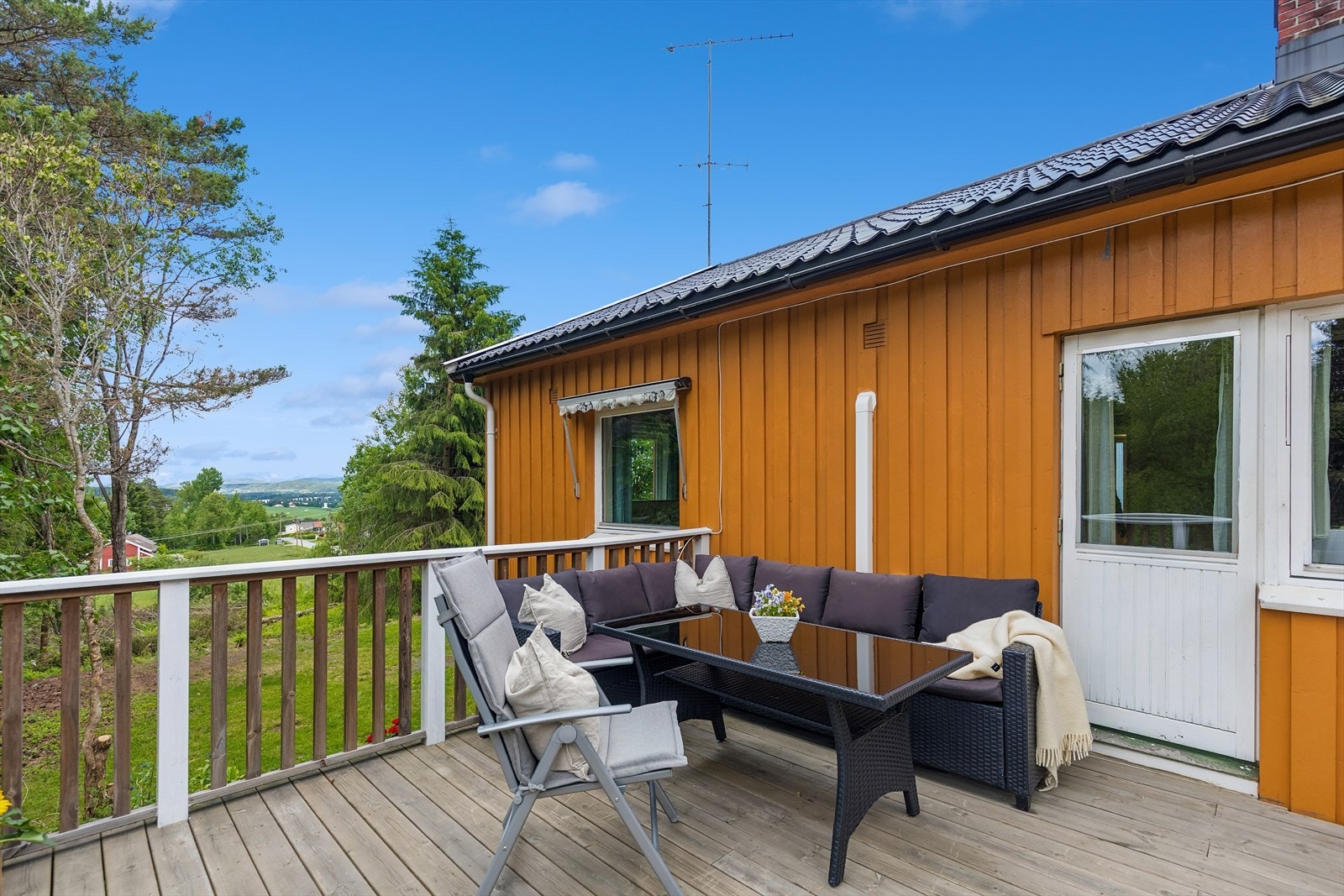 Fri utsikt til landskapet nedover mot elva. Galleribilde