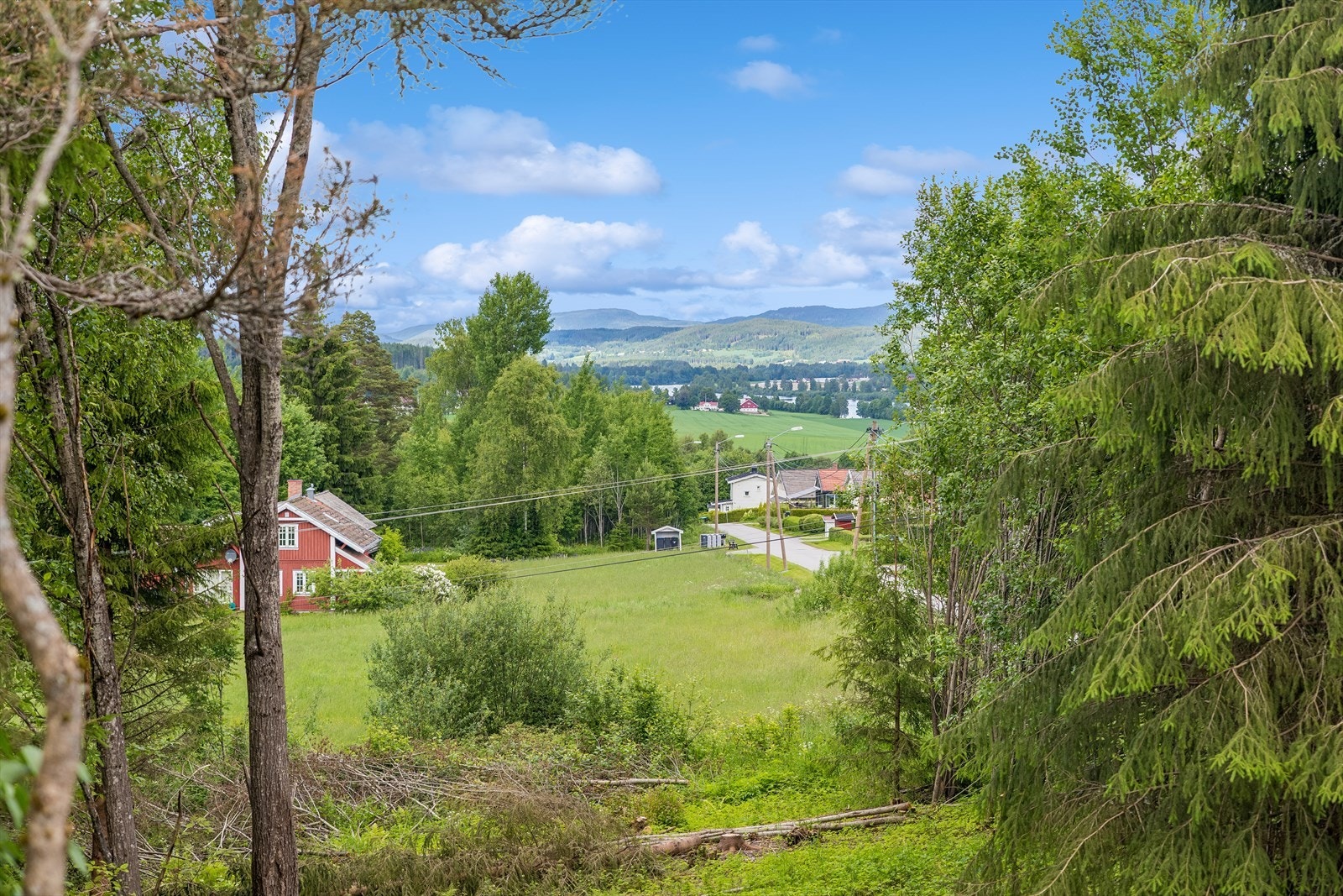 Fra eiendommen er det vakker utsikt ned mot Glomma. Galleribilde