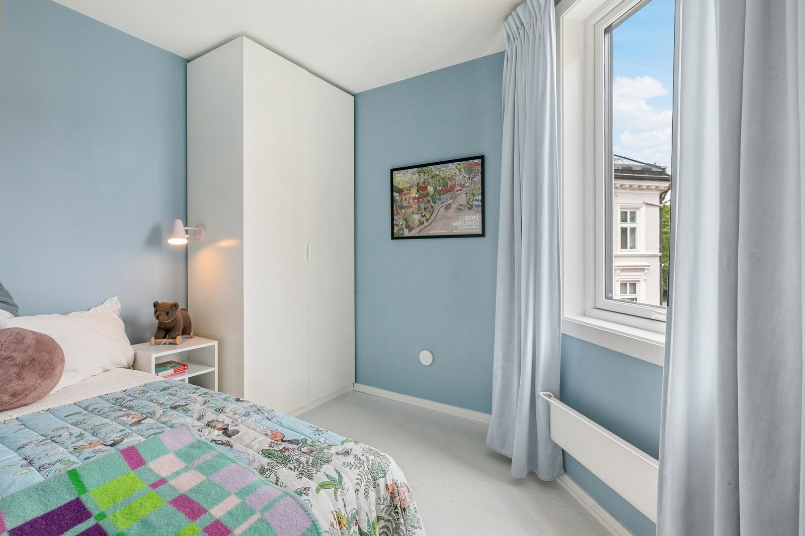 Trivelig barnerom med god plass til garderobeskap og fine lysforhold fra vinduet. Galleribilde