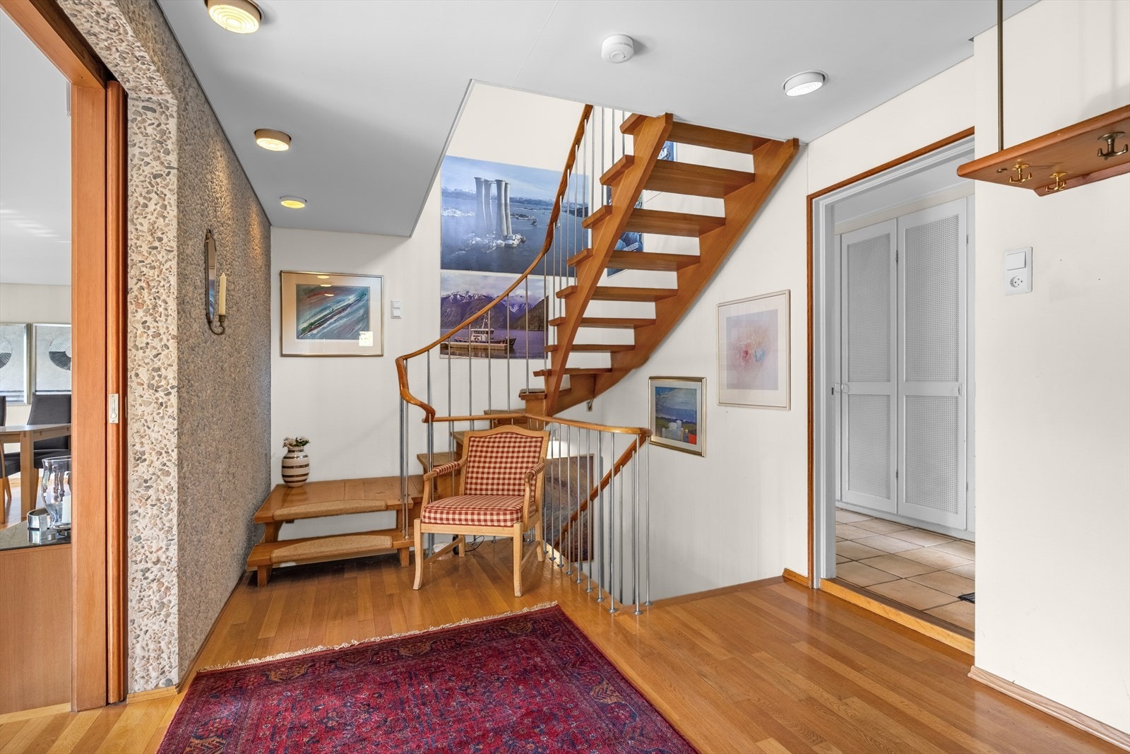 Hall med original eikeparkett og åpen trapp i eikekonstruksjon. Galleribilde