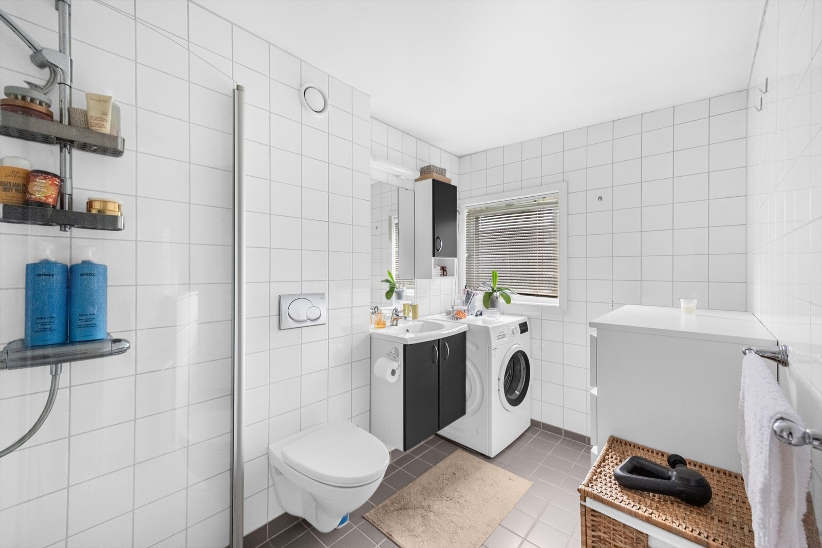 Badet i utleiedelen er fra 2006, med flislagt gulv med varmekabler og opplegg for vaskemaskin. Galleribilde