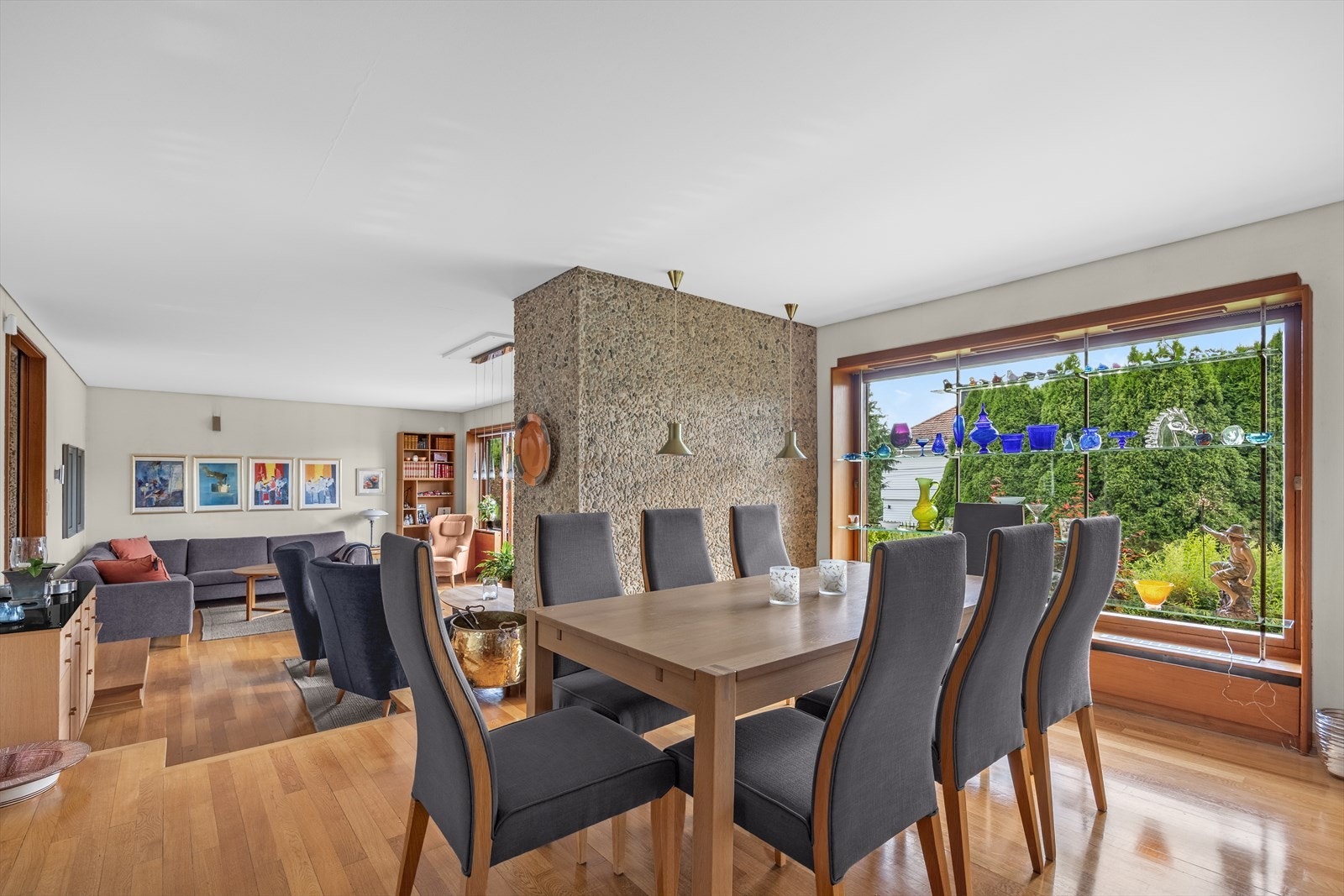 Spisestuen har god plass til langbord og ligger i åpen forbindelse med stuen, men som et klassisk Viksjø element er det to-tre trappetrinn ned til boligens hovedrom. Galleribilde