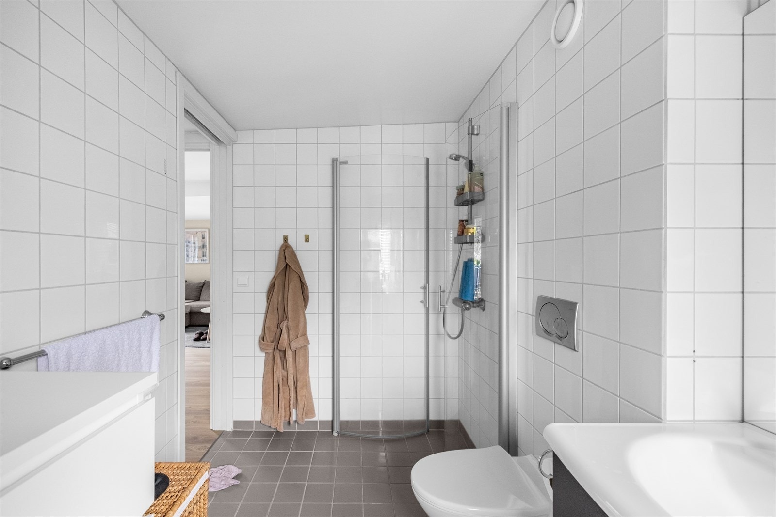 Badet har vegghengt toalett og dusjhjørne. Galleribilde