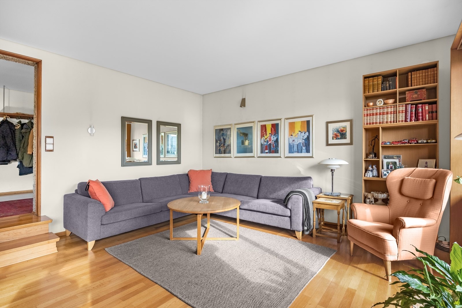 Boligen varmes opp med vannbåren radiatorvarme fra en bereder installert i 2017. Galleribilde