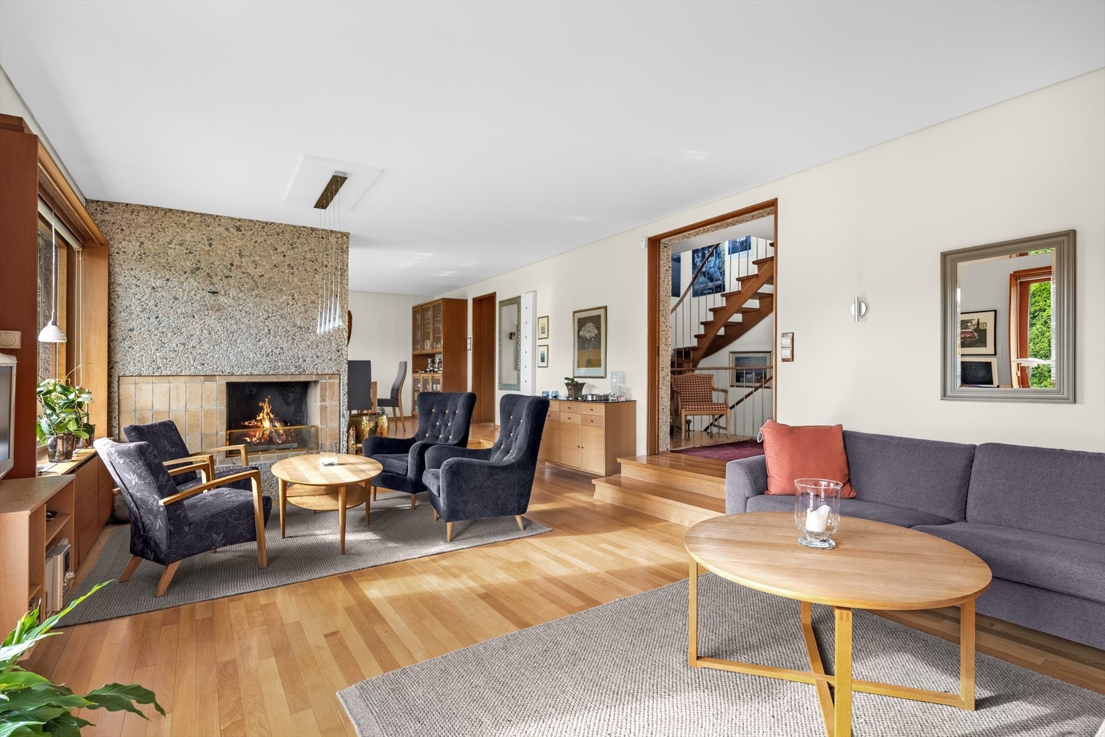 Arkitekttegnet villa av Erling Viksjø med gjennomgående original eikeparkett og murt peis i naturbetong. Galleribilde