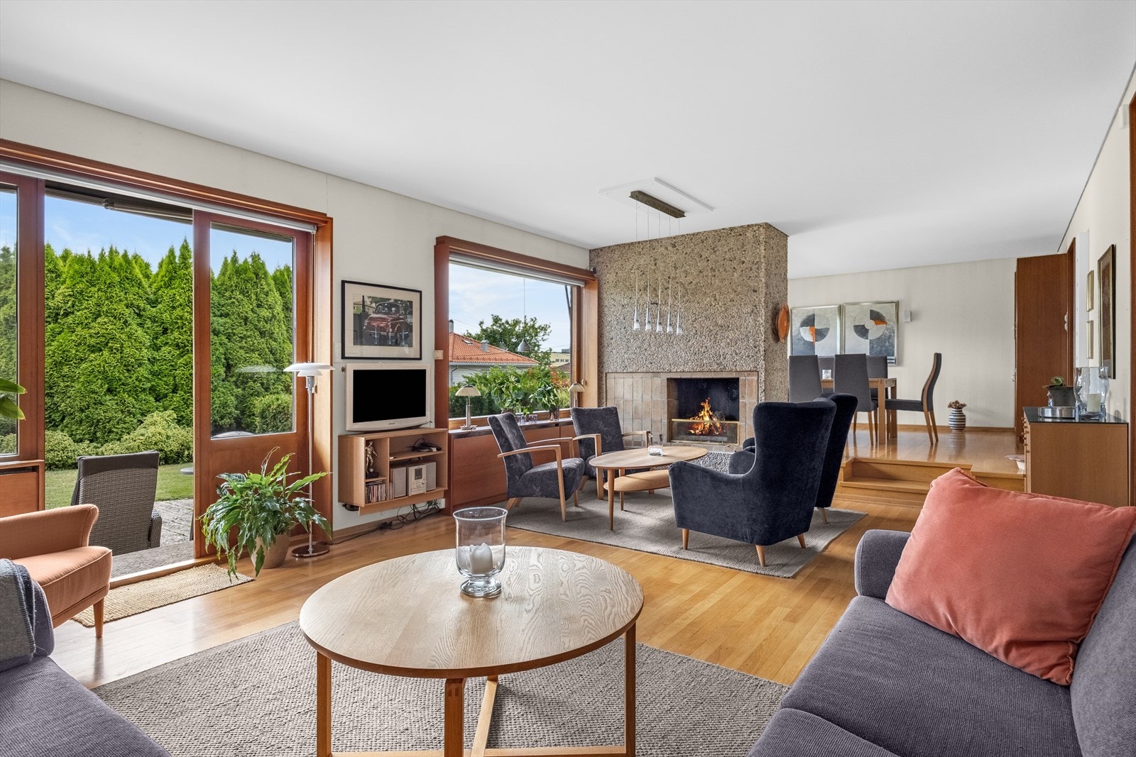 Terrassedøren ut fra stuen har karmer i Oregon Pine og sikkerhetsglass. Galleribilde