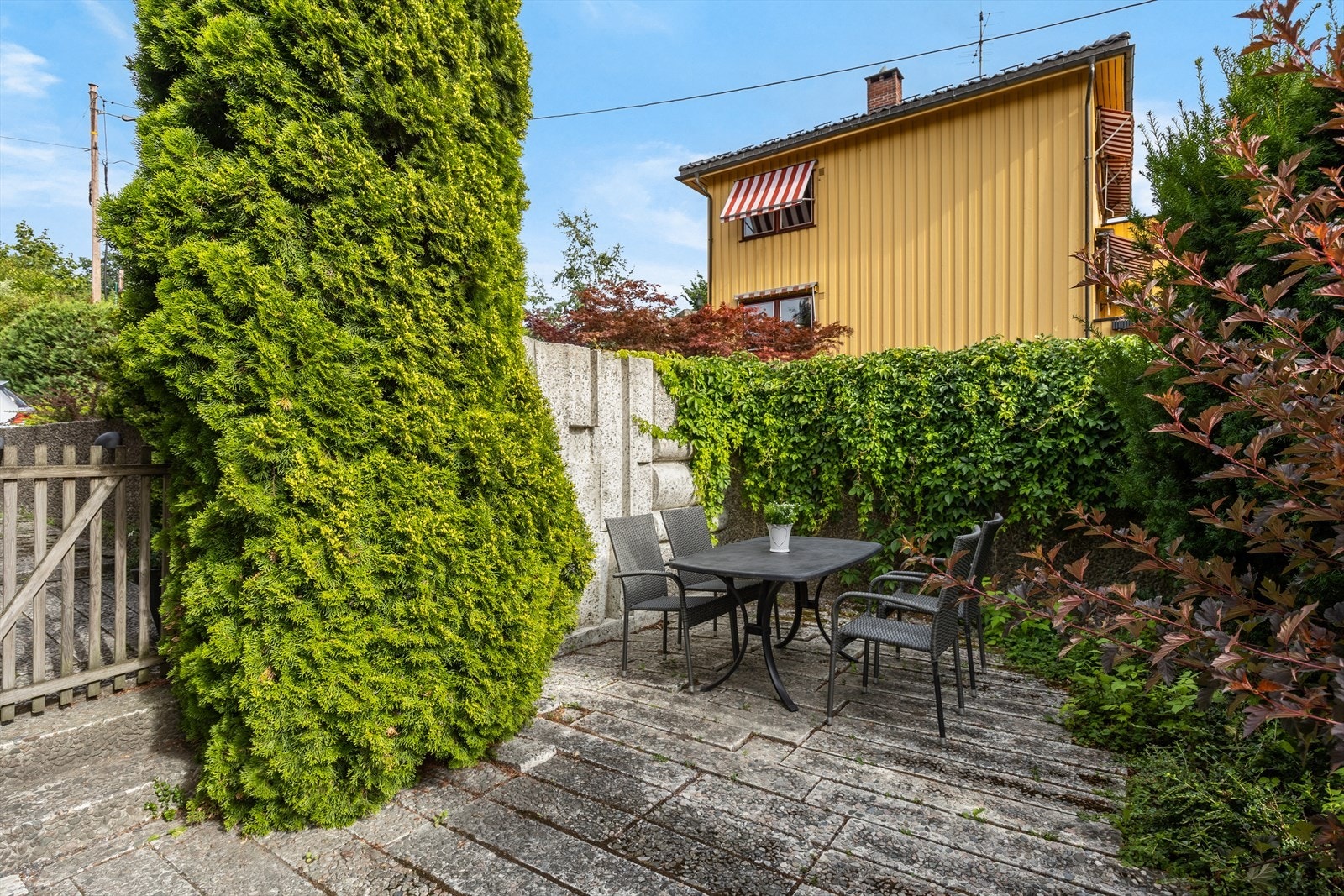 En av flere skjermede uteplasser i den arkitekttegnede hagen. Galleribilde