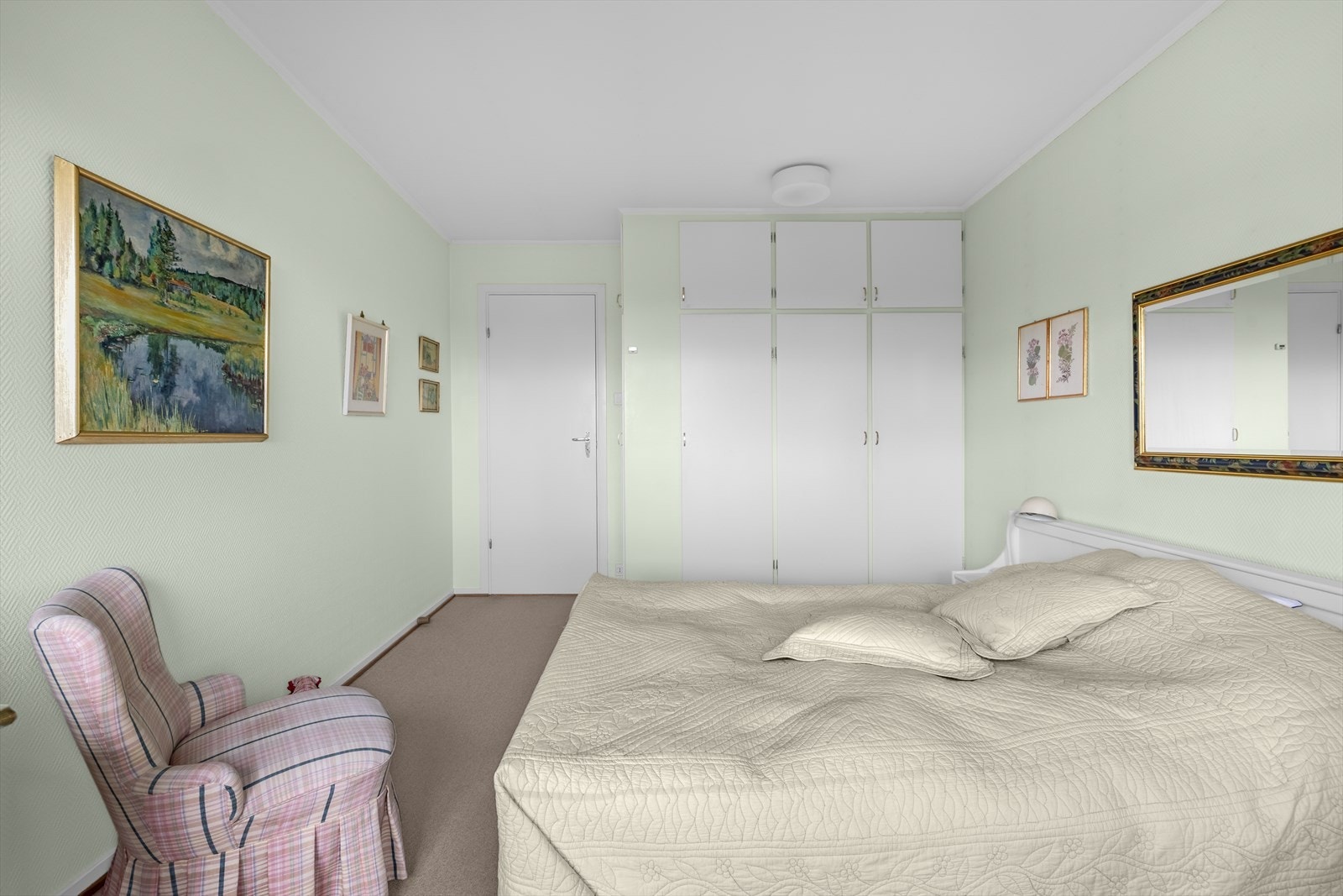 Tre av de fire soverommene ligger på rekke, hvor to av de er av denne størrelsen og begge med garderobe. Galleribilde
