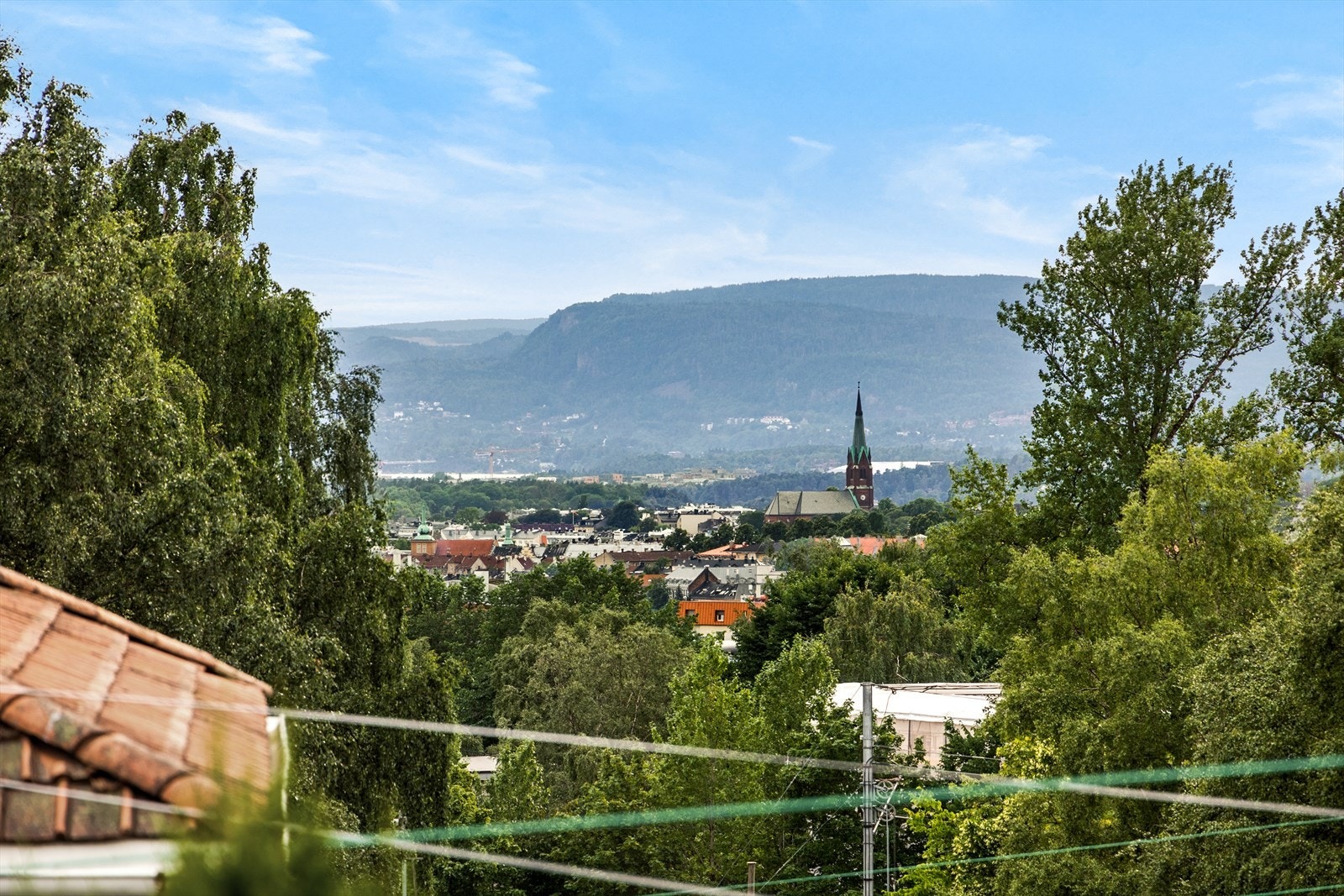 Fra eiendommen er det utsikt over nærområdet og Uranienborg Kirke kan sees. Galleribilde
