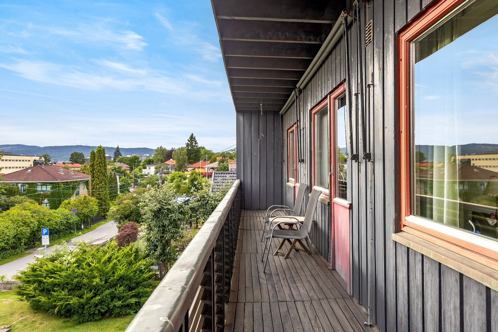 Fransk balkong på 13 m² strekker seg langs fasaden med adkomst fra tre av soverommene. Galleribilde