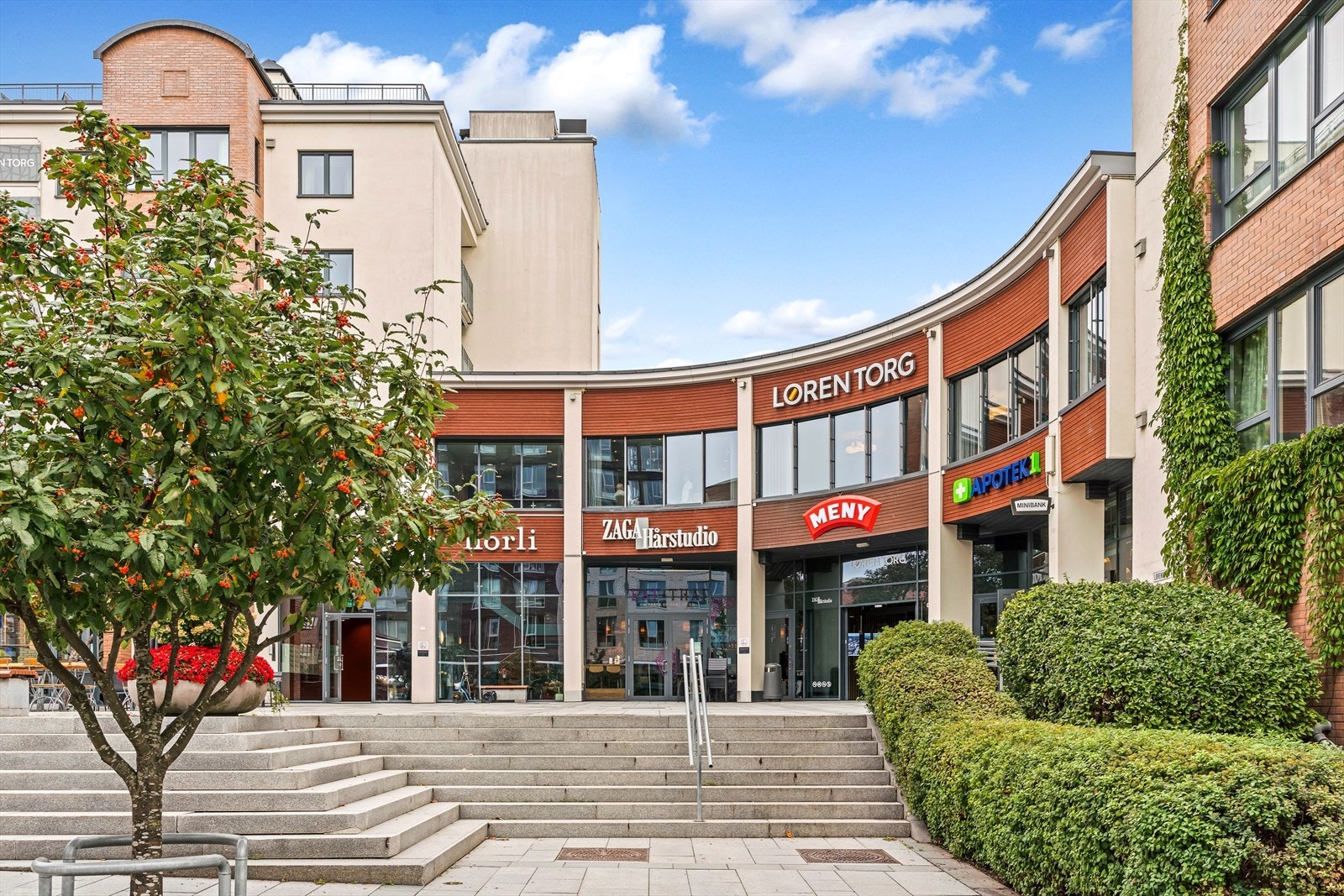 Fra boligen er det kort vei til Løren Torg med butikker, apotek og serveringssteder. Galleribilde