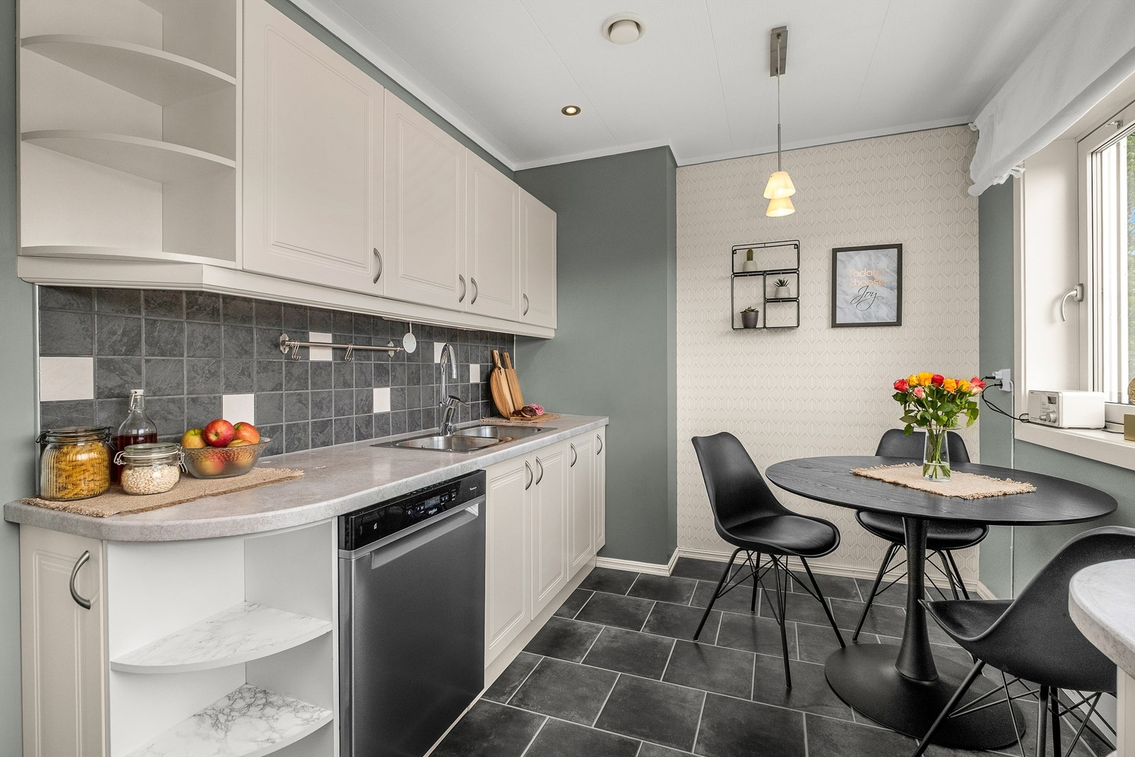 Kjøkkenet i hovedetasjen ligger naturlig tilbaketrukket fra stuen og har profilerte fronter, laminert benkeplate og godt med skap og benkeplass. Galleribilde
