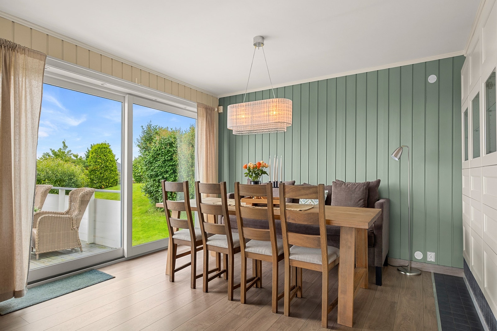 Den lyse spisestuen har god plass til et stort spisebord og ligger i en naturlig, sosial tilknytning til både kjøkkenet og stuen. Galleribilde