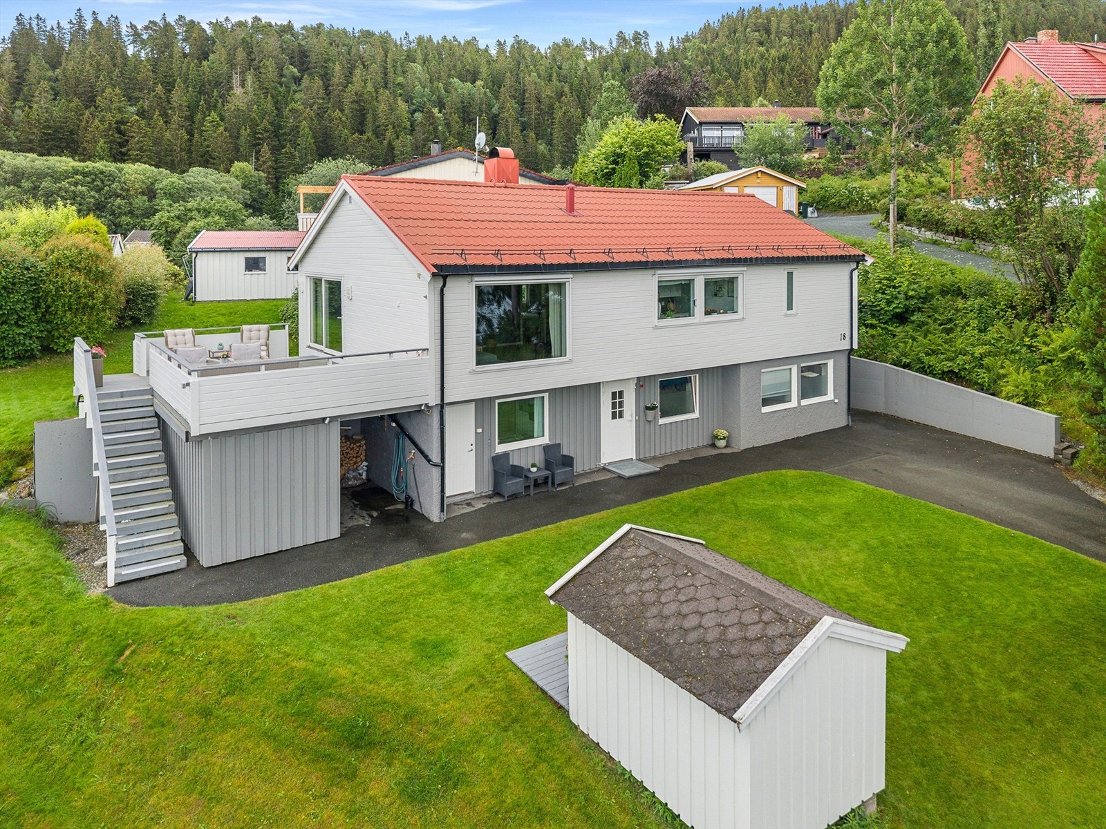 Velkommen til Amtmannssvingen 18! En innholdsrik enebolig med stor og opparbeidet tomt, flott utsikt, romslig veranda og gode utearealer. Galleribilde